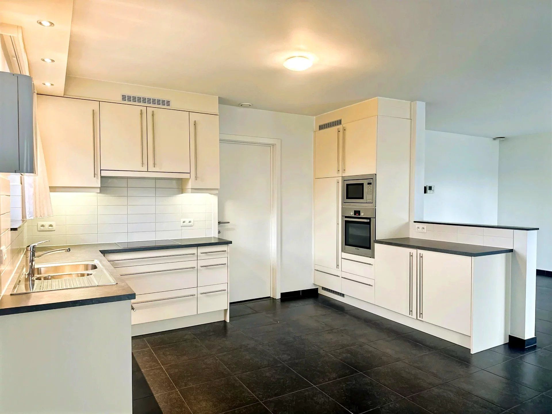 Zeer ruim instapklaar appartement met open uitzicht – 2 slpk – groot terras – garagebox + berging foto 5