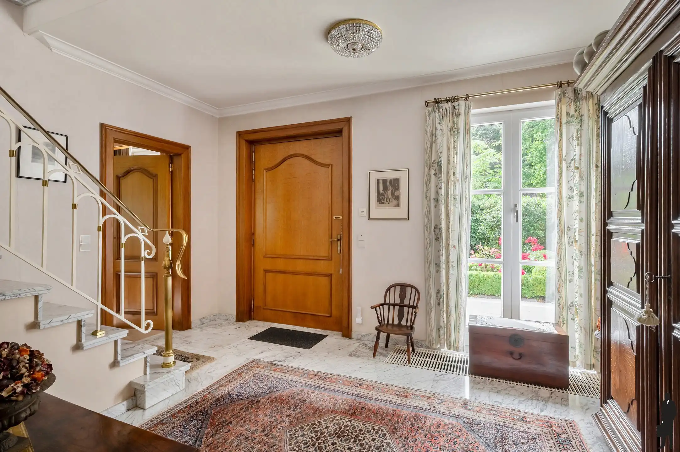 Statige villa op prachtig aangelegd perceel  met 4 slaapkamers en inpandige garage foto 6