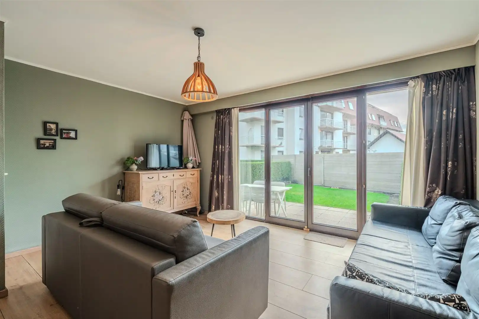 appartement met ruim terras en tuin foto 6