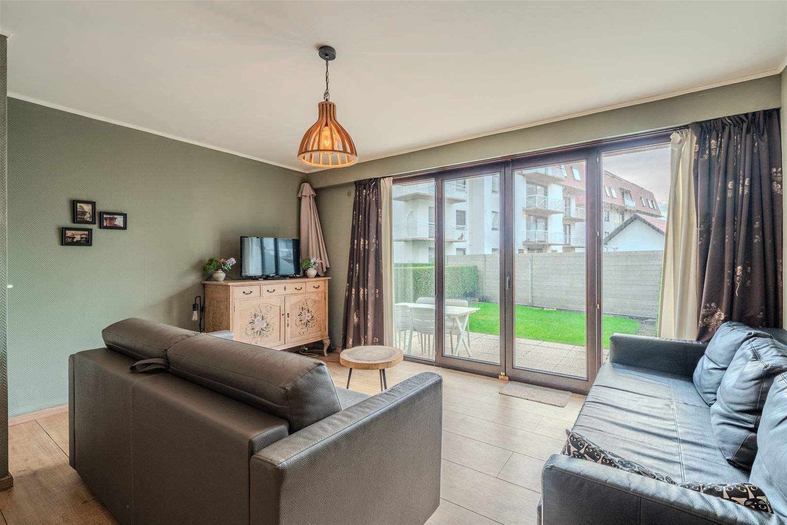 appartement met ruim terras en tuin foto 6