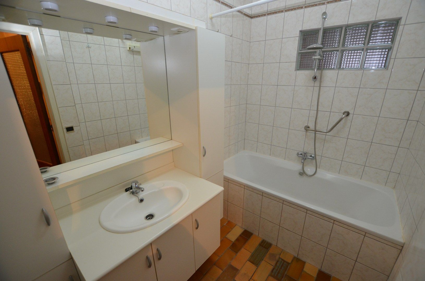 Centraal gelegen gelijkvloers appartement met terras foto 8