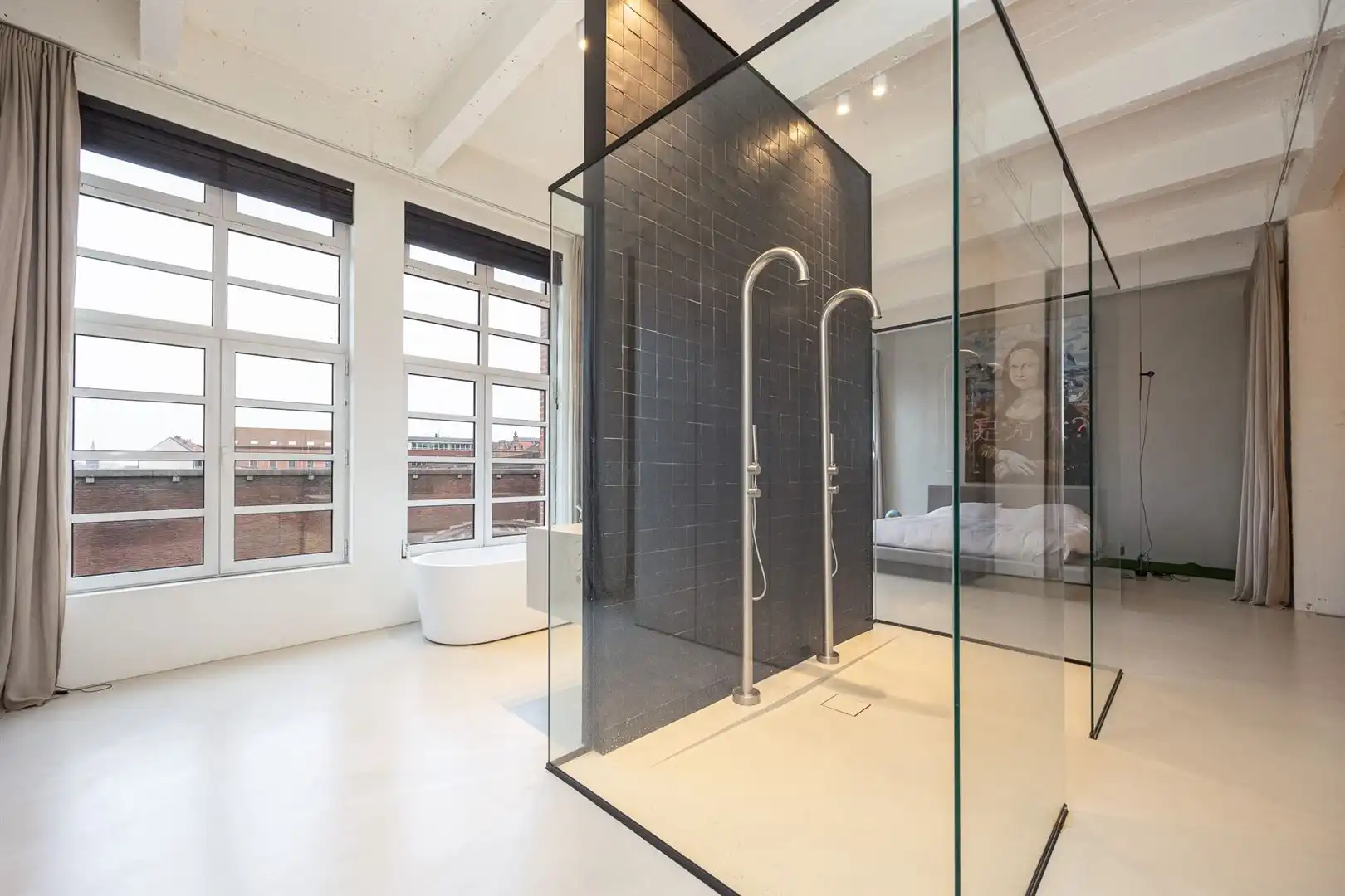 XXL loft met industriële ziel en terras foto 12