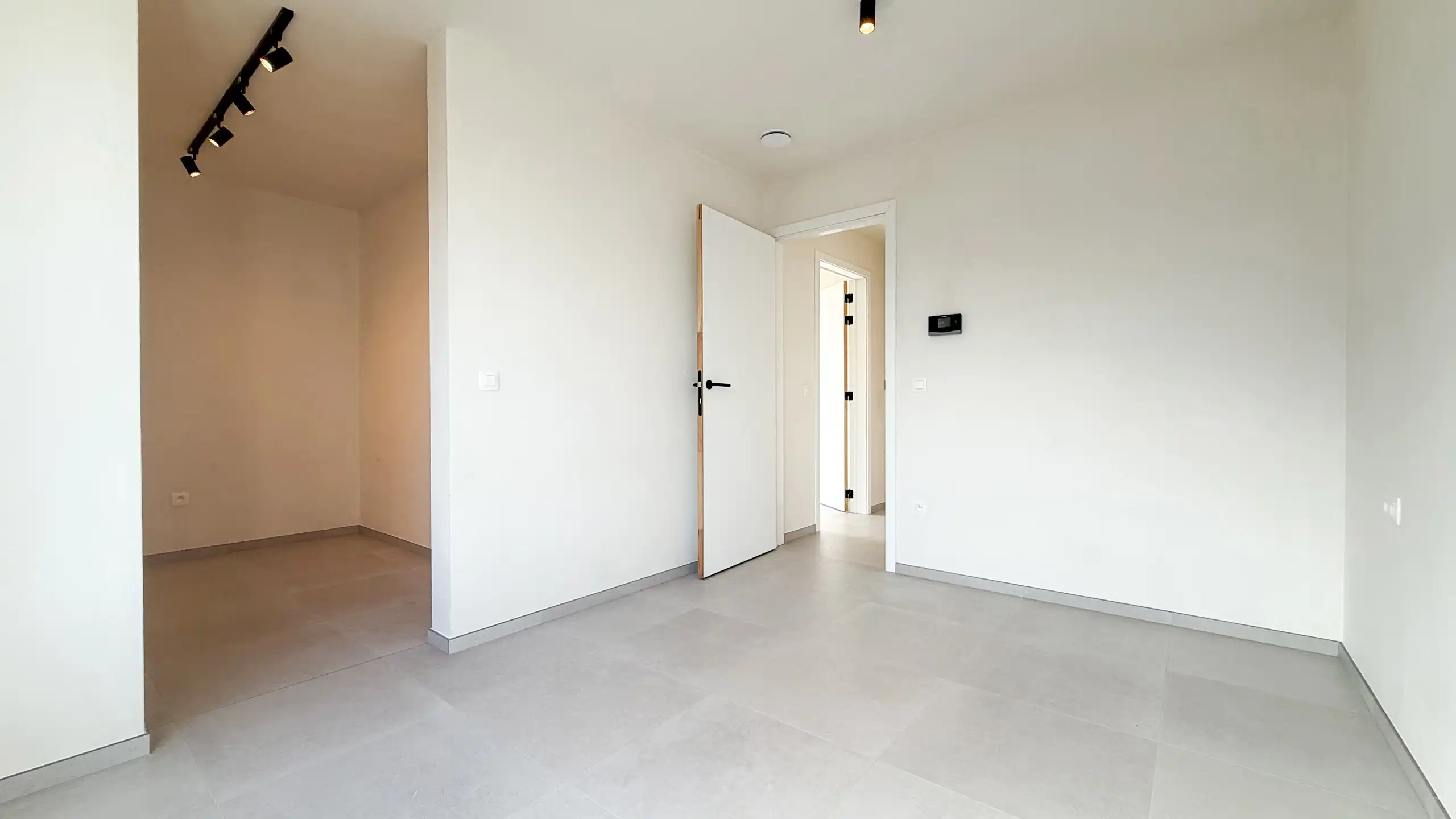 Kwalitatief afgewerkte nieuwbouwwoning op centrale ligging! foto 22