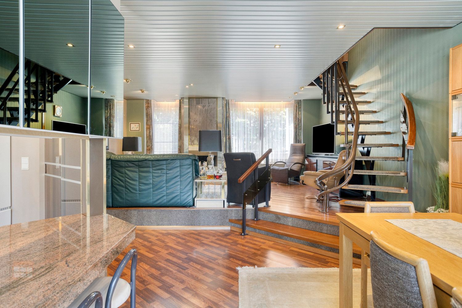 Unieke woning aan het Mertensplein met grote garage, 2 terrassen en tuin! foto 6