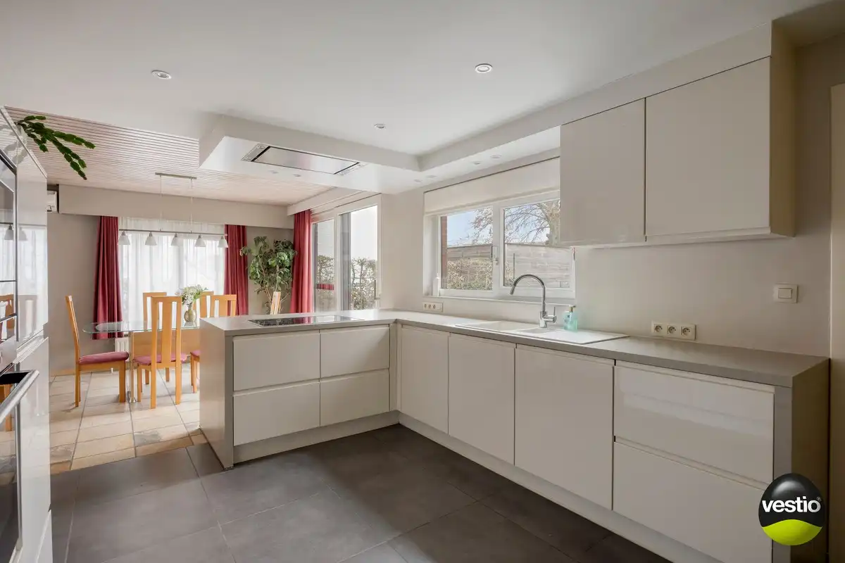 Gelijkvloerse woning met 3 slaapkamers, zonnepanelen en tuin op residentiële, rustige ligging. foto 7