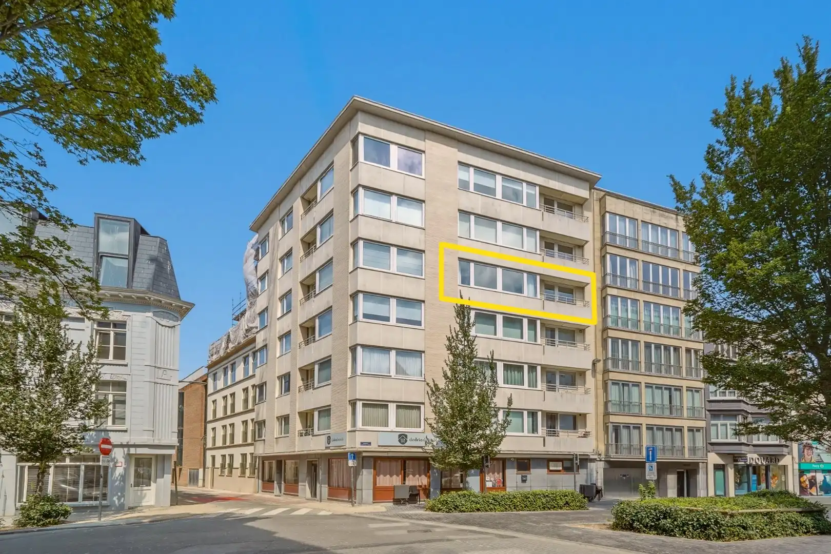 Stijlvol gerenoveerd stadsappartement met maatwerk, 2 slaapkamers en veel bergruimte foto 27