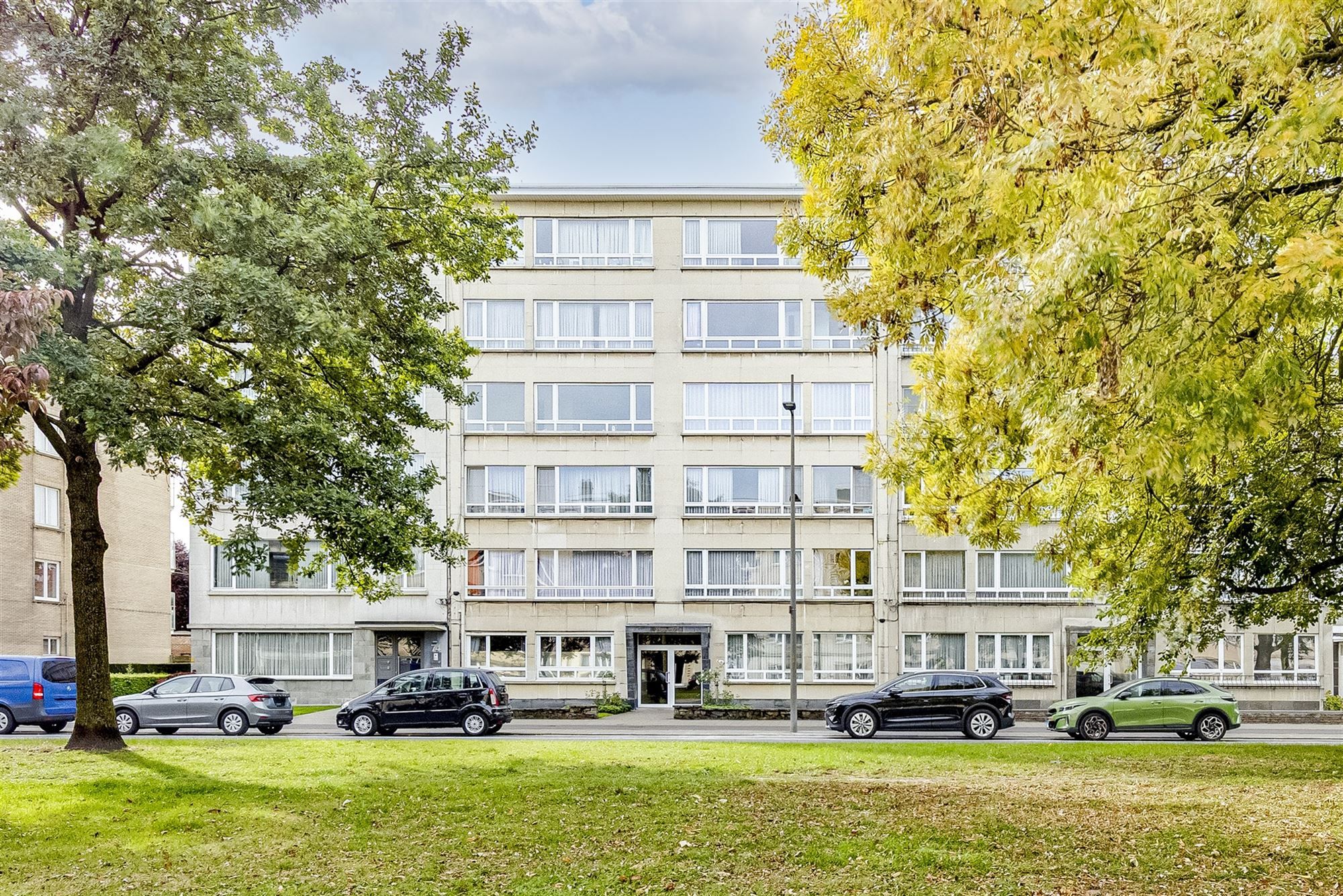 Ruim appartement met 3 slpk en garagebox te Wilrijk foto {{pictureIndex}}