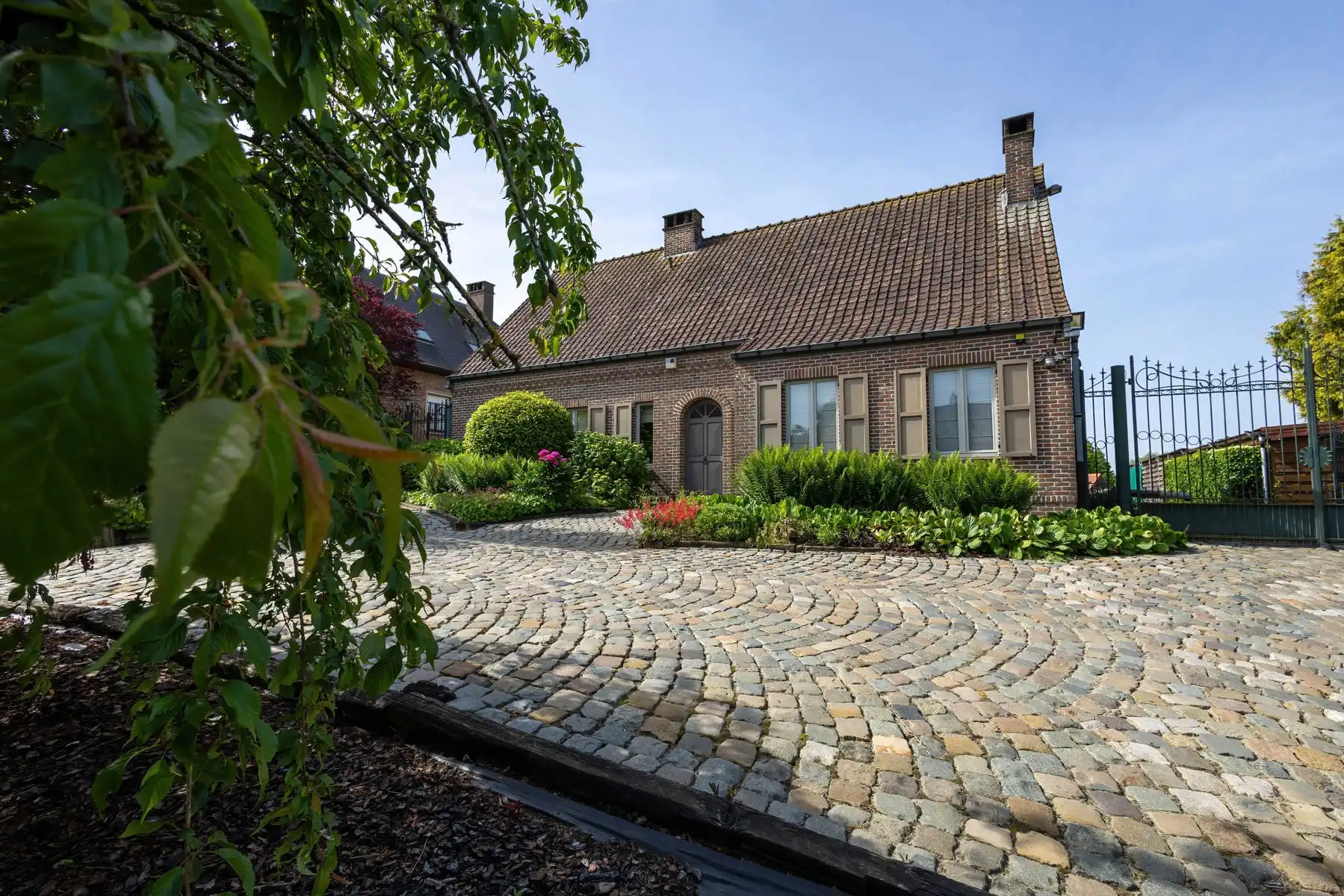 Hoofdfoto van de publicatie: Landelijke villa met werkruimte, paardenstal en grote tuin