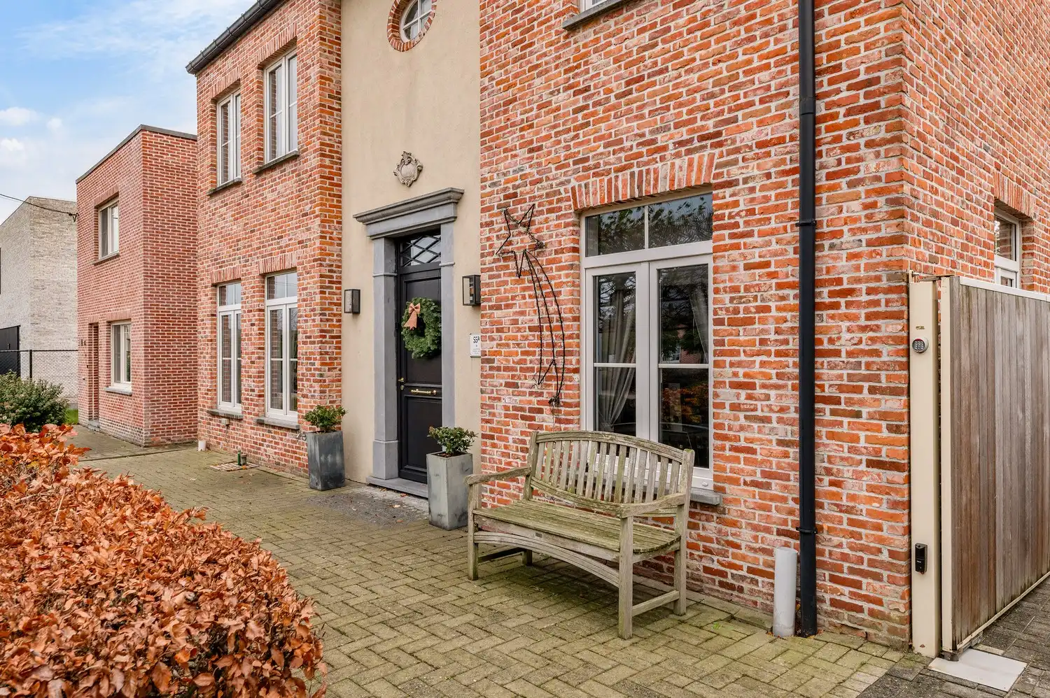 Ruime, instapklare pastorijwoning met bijgebouw op 1 180 m². foto 3