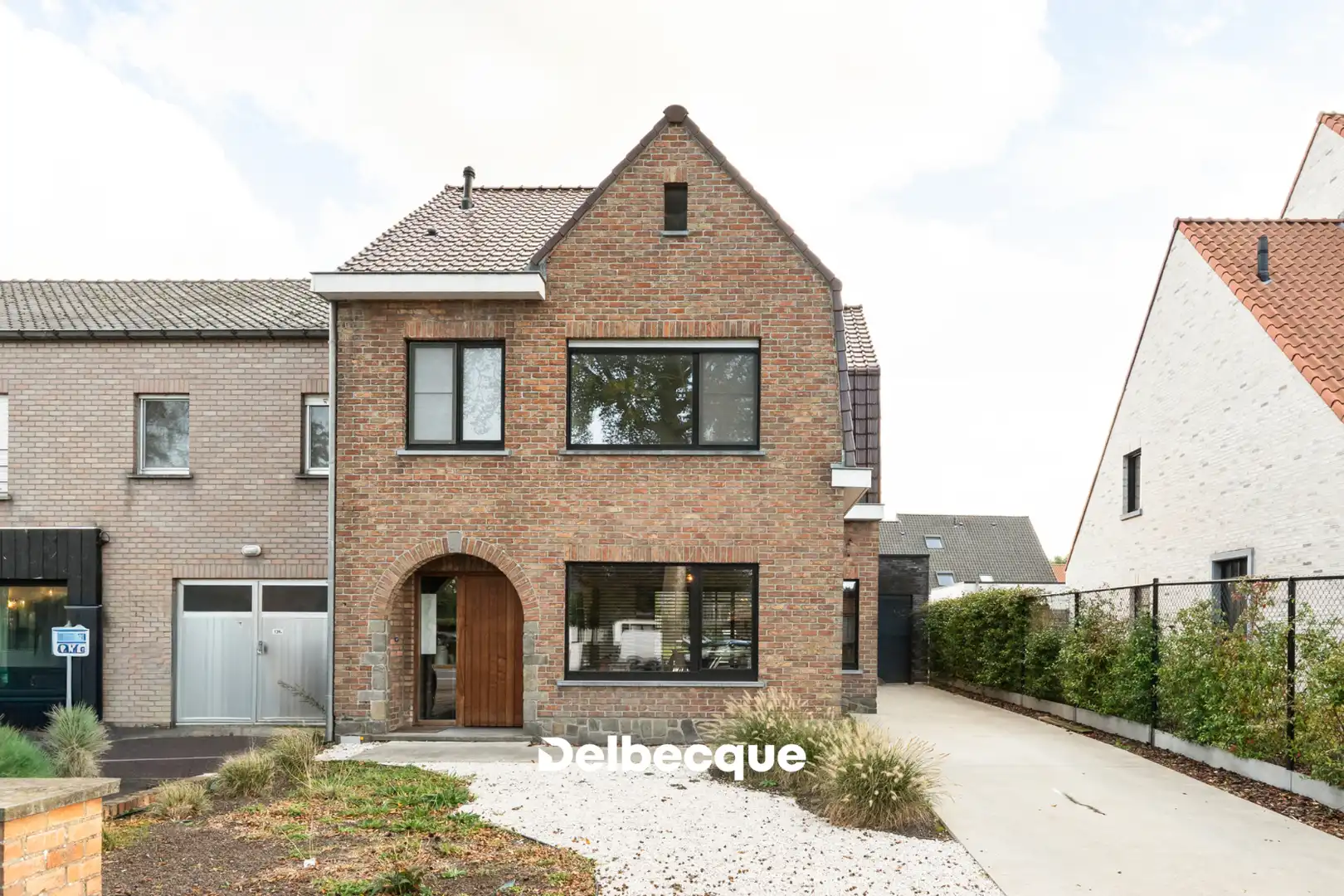 Instapklare halfopen woning met 3 slaapkamers, tuin en garage in Varsenare foto {{pictureIndex}}