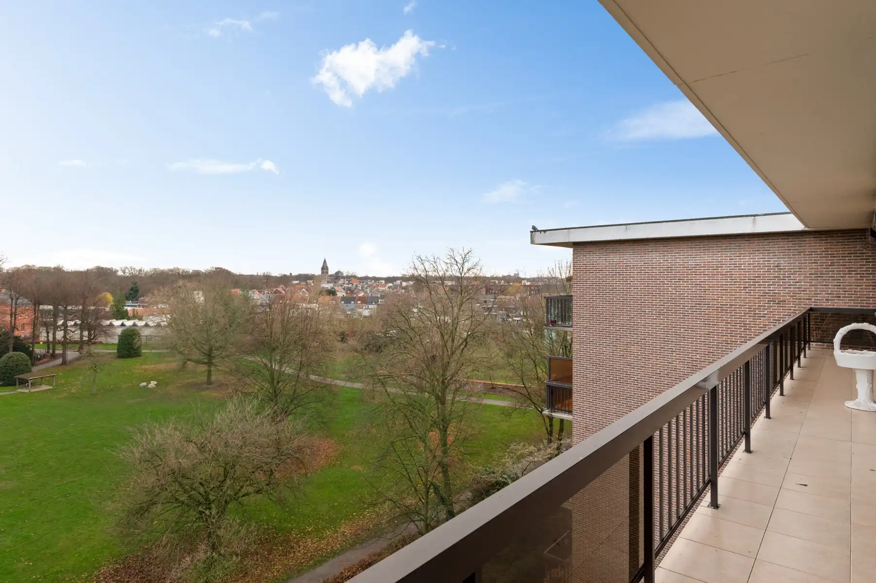 Lichtrijk appartement met panoramisch parkzicht en terras foto 18