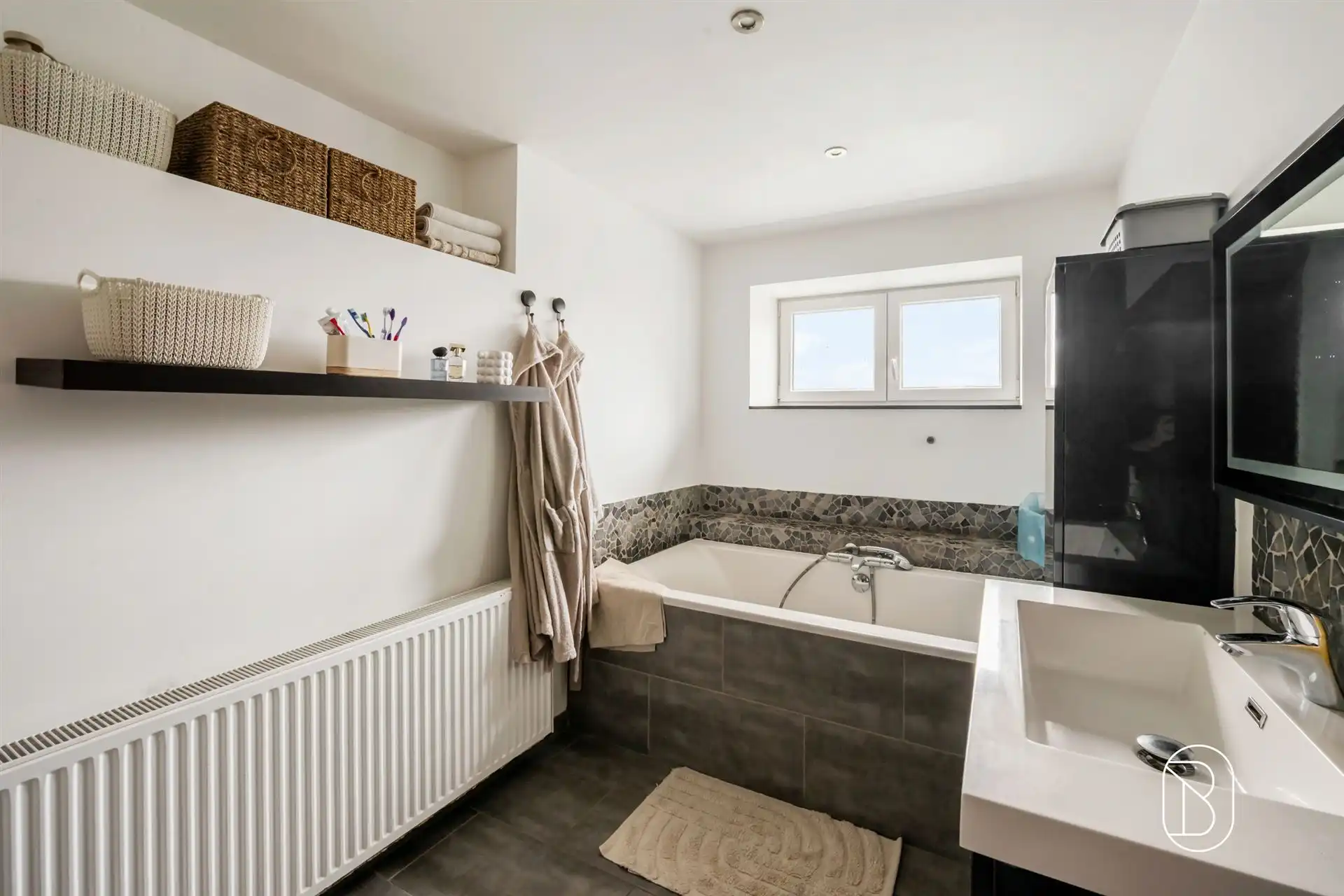 Ruime instapklare woning met 4 slpk, garage/atelier & tuin! foto 16