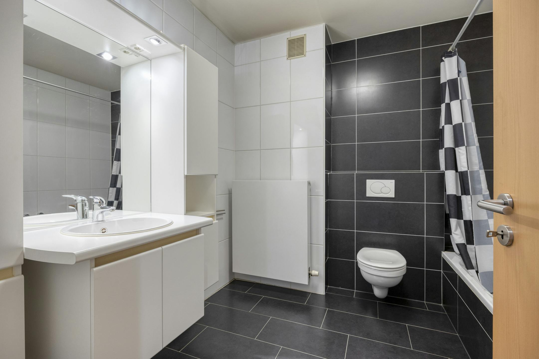 Instapklaar appartement met staanplaats en groot terras nabij centrum Diepenbeek foto 14