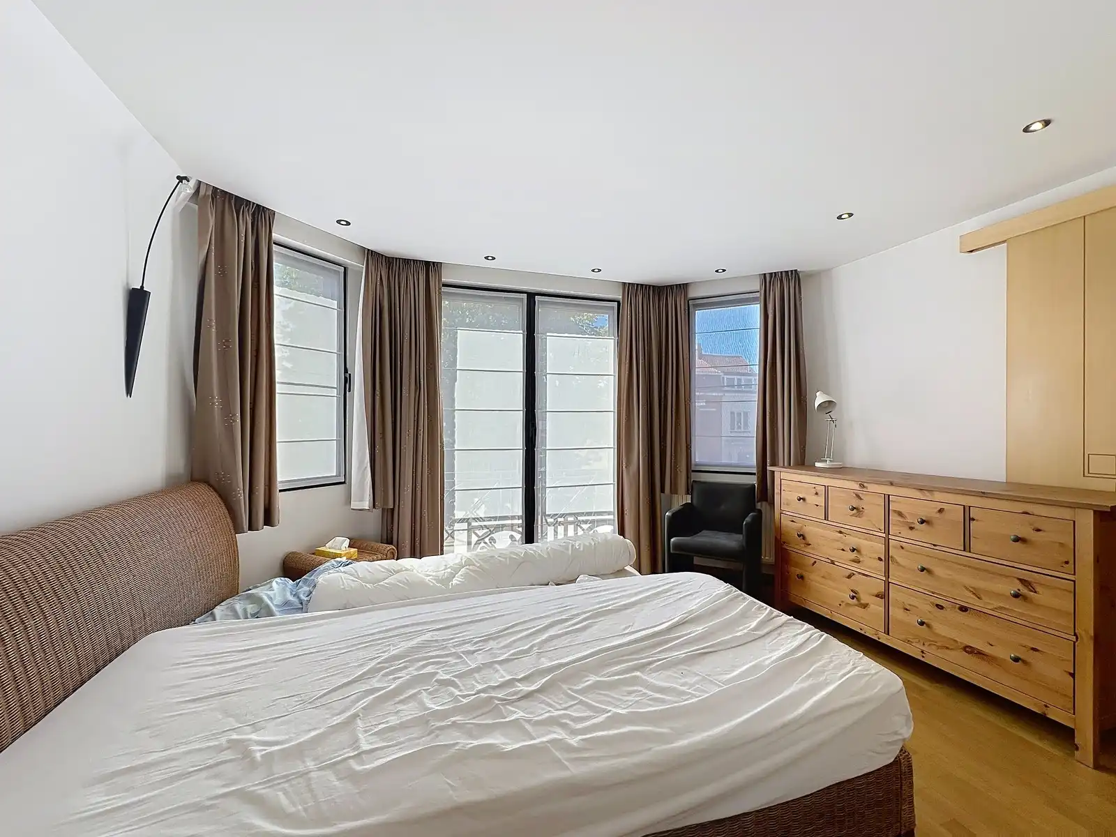 Prachtig HERENHUIS (5 slpk, EPC-D) + apart KANTOORGEBOUW + diverse MAGAZIJNEN in centrum KORTRIJK ! foto 10