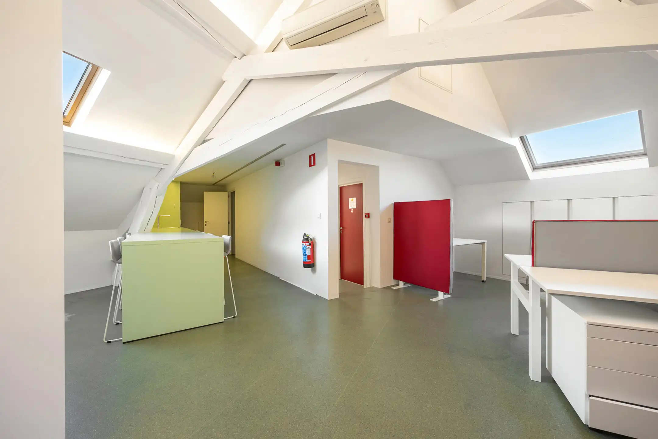 Karaktervol kantoorgebouw te huur in hartje Mechelen foto 12