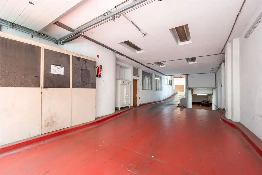 Brede autostaanplaats op centrale locatie foto 2