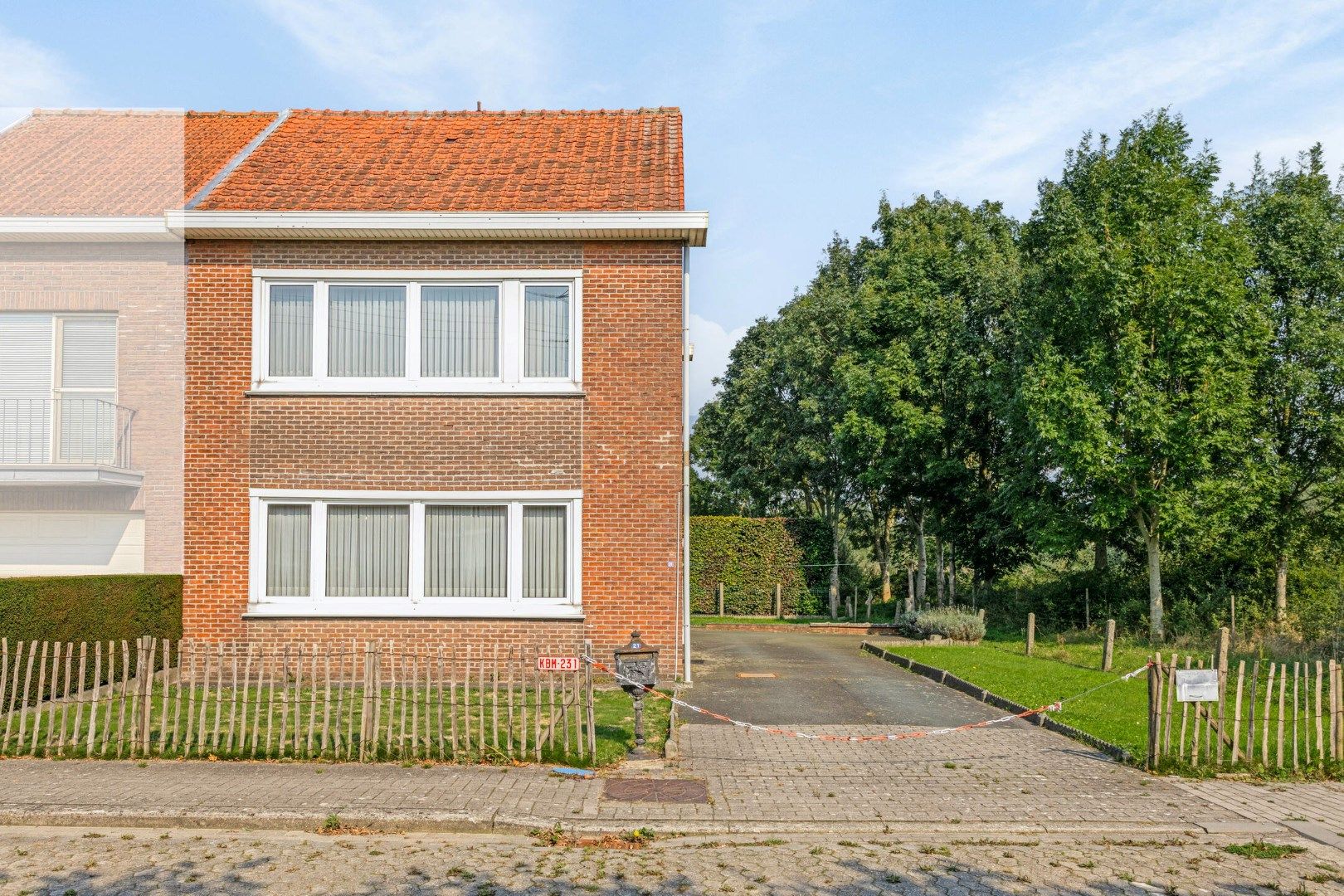 Halfopen bebouwing met 2 slaapkamers, tuin en garage - TOP-ligging en TOP-oriëntatie foto 2