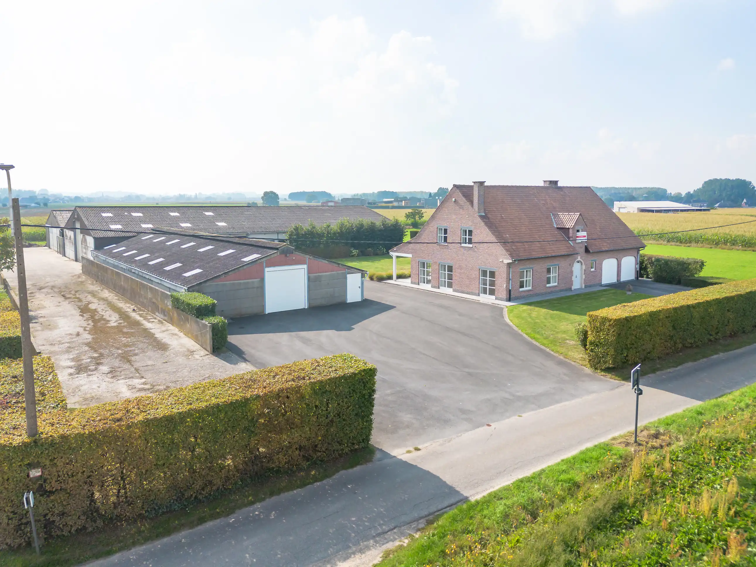 Tijdloze landbouwwoning met drie loodsen foto 20