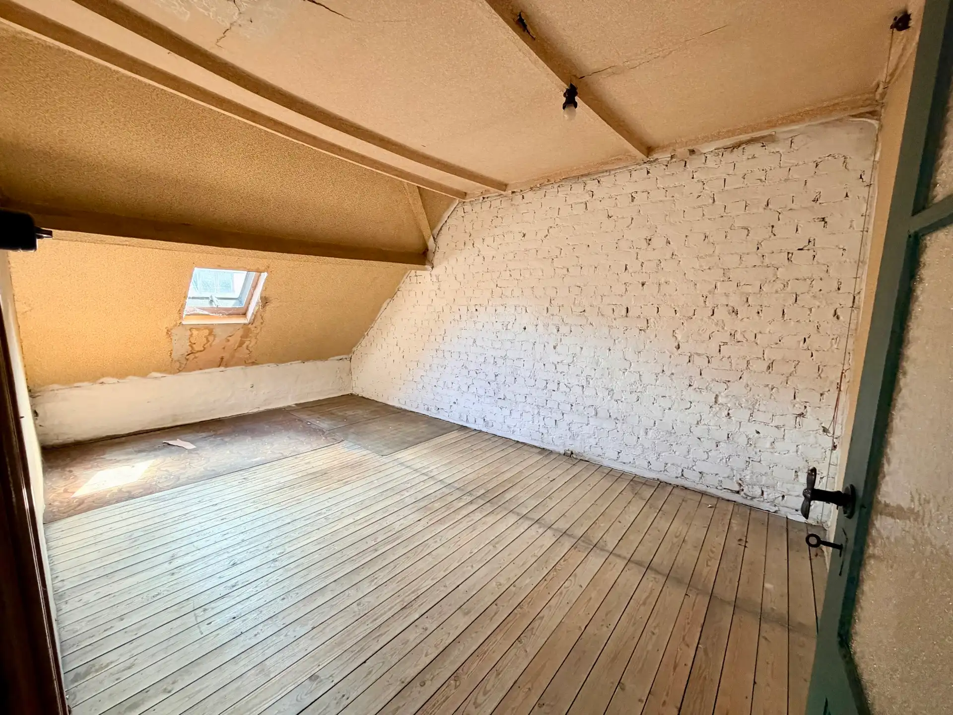 Ruime te renoveren woning met 4 slaapkamers, tuin en garage in Adinkerke te koop. foto 23