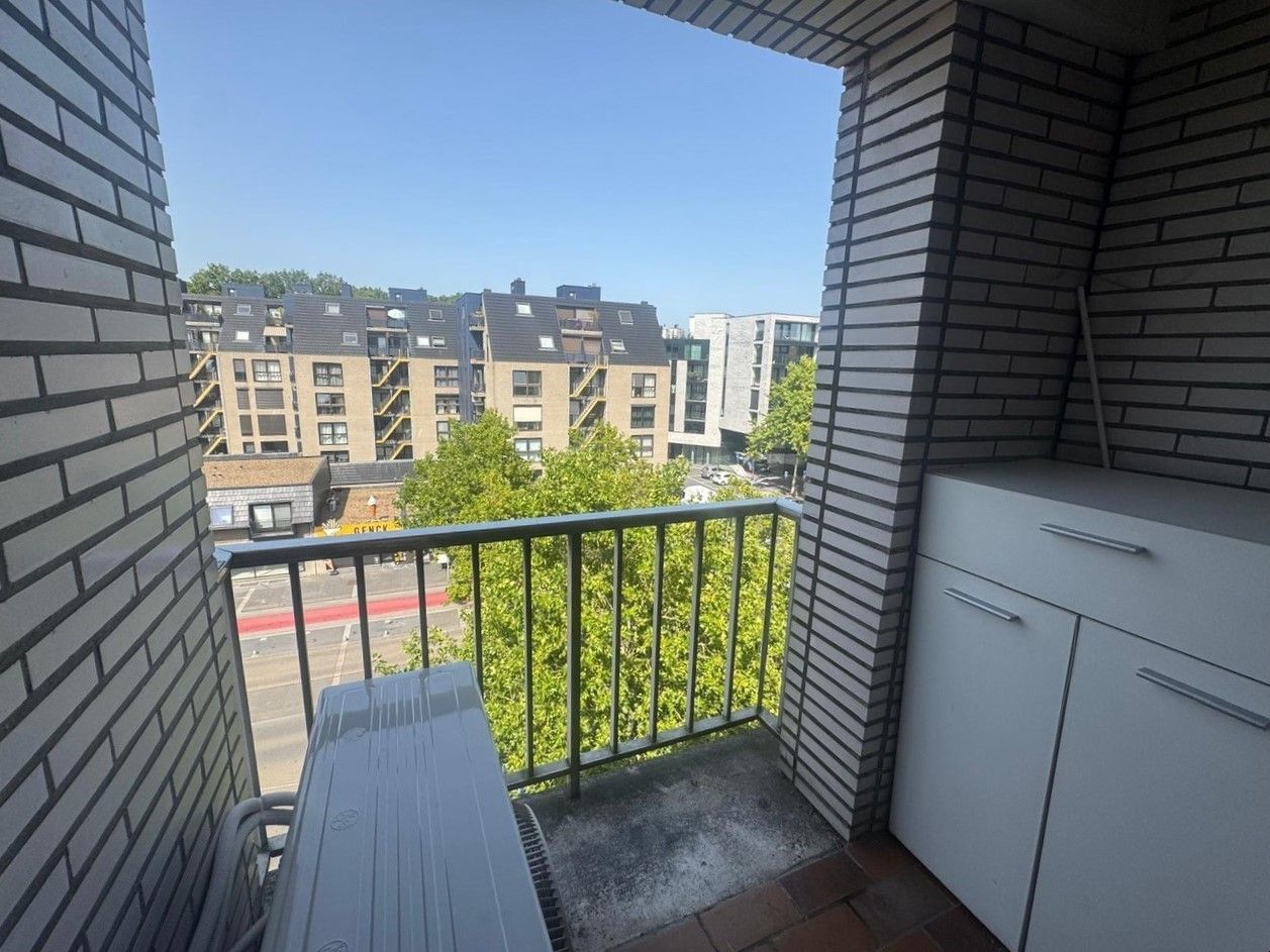 Intrekklaar appartement pal in het centrum van Genk foto 4