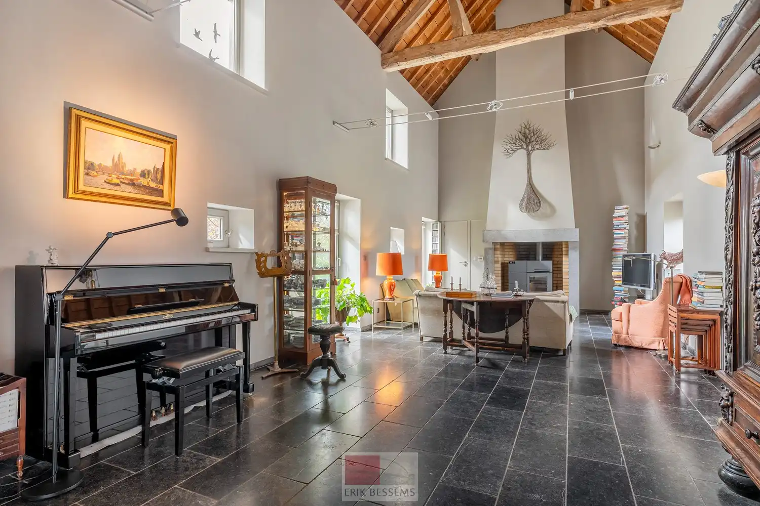 Een zeer karaktervol woonerf van maar liefst 3996 m² met bijzondere uitstraling, bestaande uit een prachtige hoofdwoning (voormalige schuur en stallen) en een charmant vakwerkhuis. foto 12