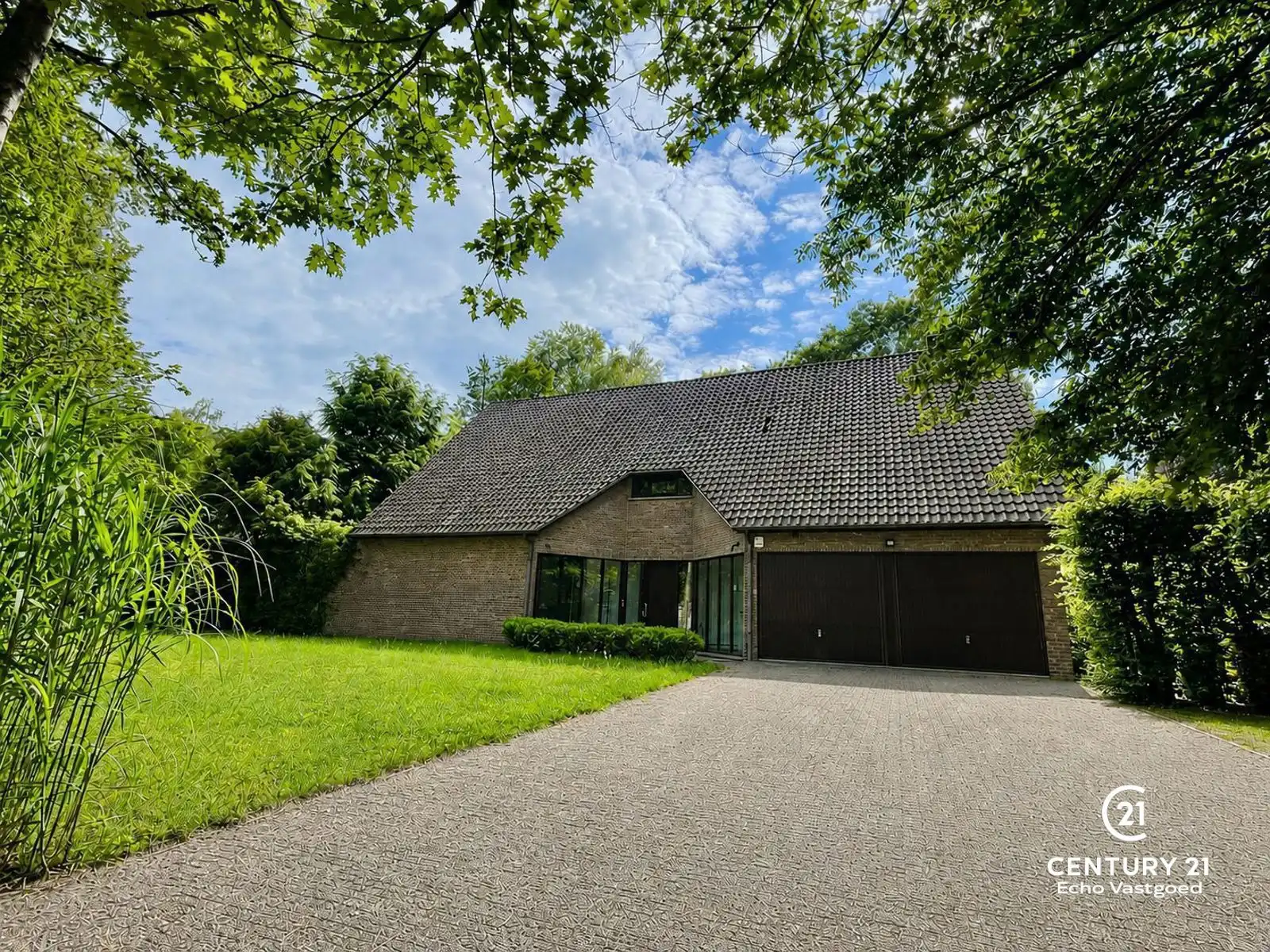 Ruime villa op zonnig perceel v. 2789m² in villawijk De Lint foto 2