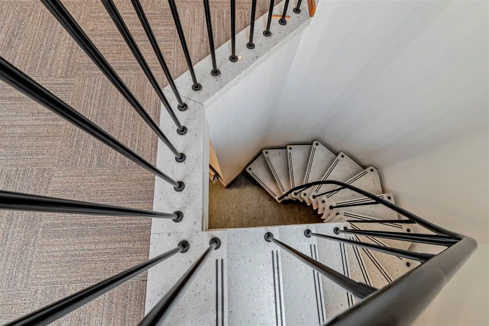 Centraal gelegen zeer ruim commercieel pand met 5 parkeerplaatsen foto 14