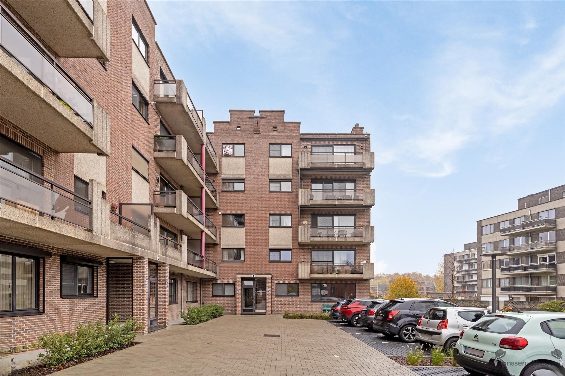 Uitzonderlijk ruim gelijkvloers appartement met 3slaapkamers foto 22