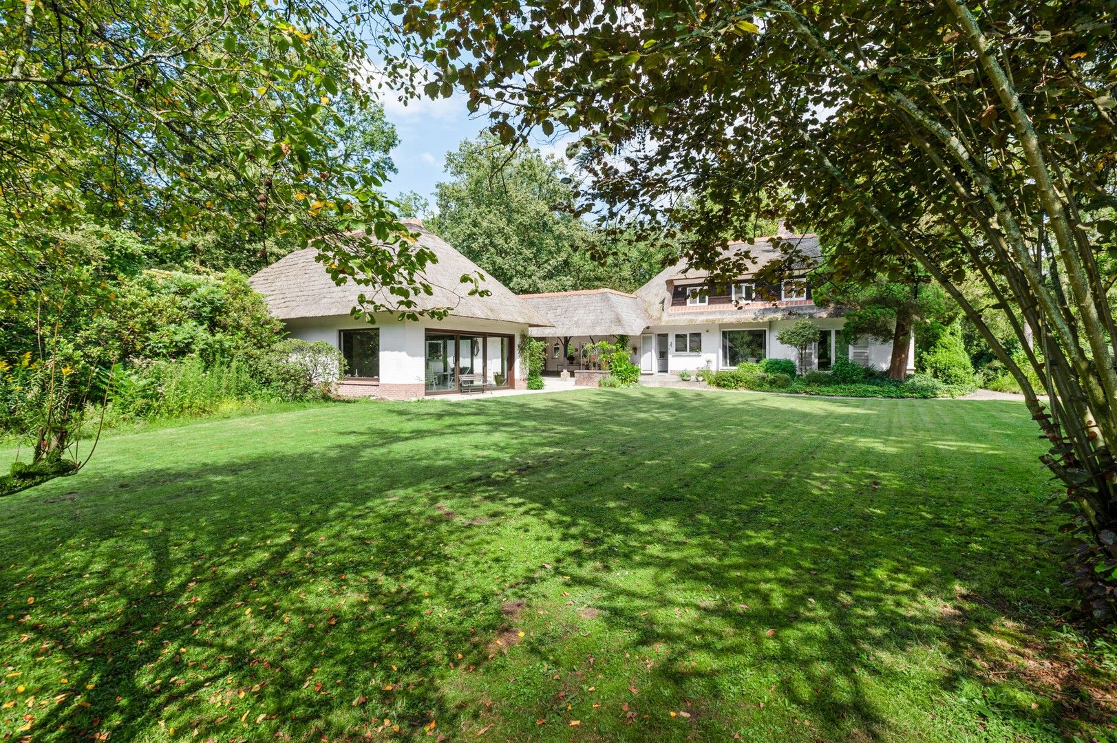 Romantische villa met grote tuin en veel privacy in Schoten foto {{pictureIndex}}
