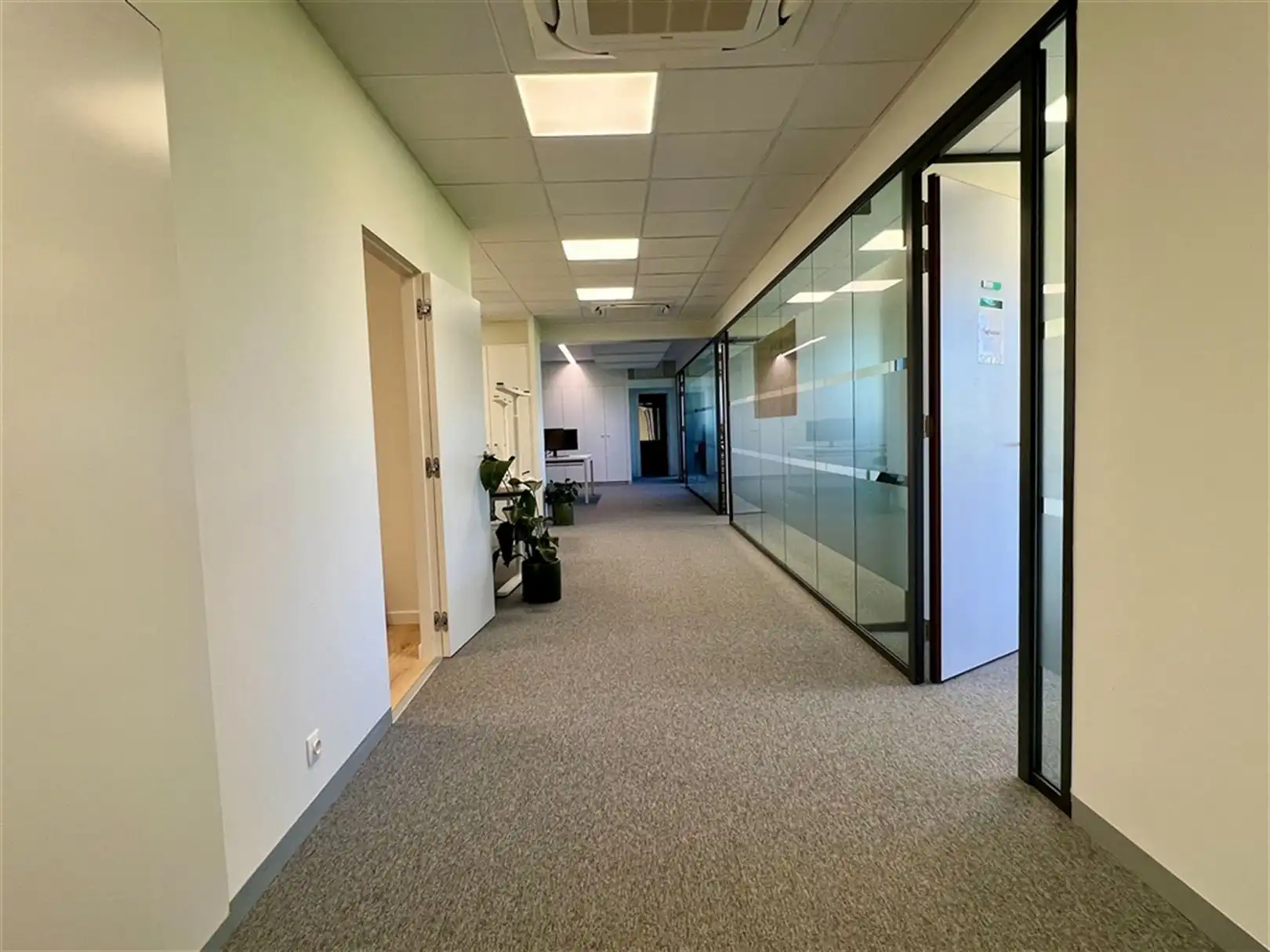 Vlot bereikbare kantoren aan op-en afrit van de E40 foto 2