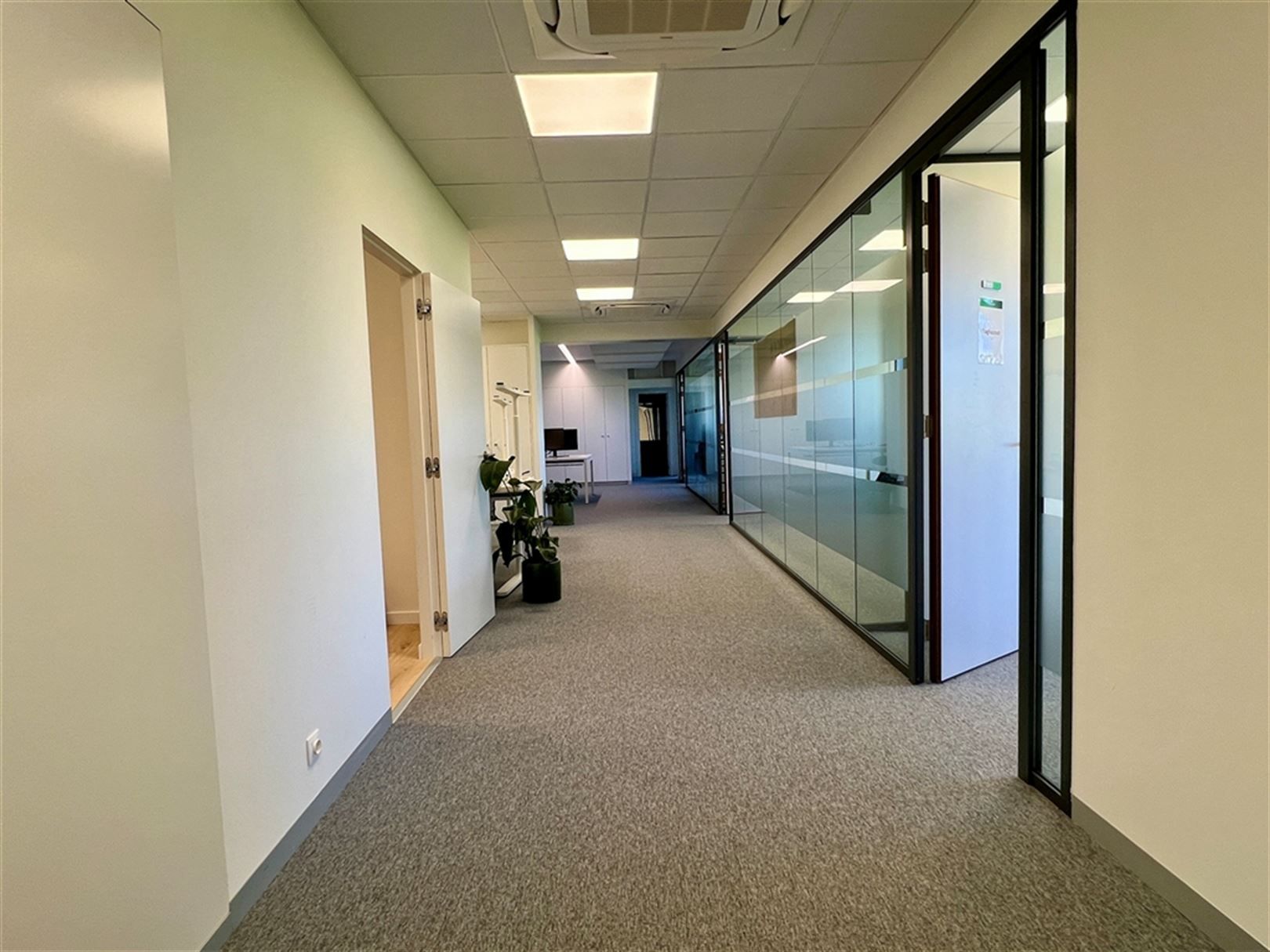 Vlot bereikbare kantoren aan op-en afrit van de E40 foto 2