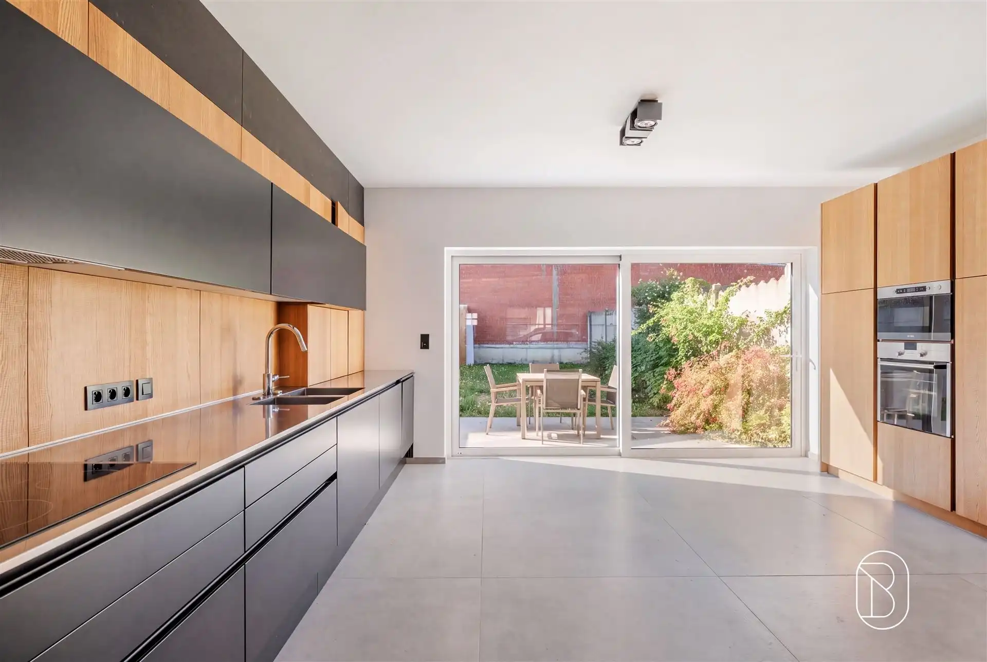 Toffe recente grote kwalitatieve woning met garage en tuin foto {{pictureIndex}}