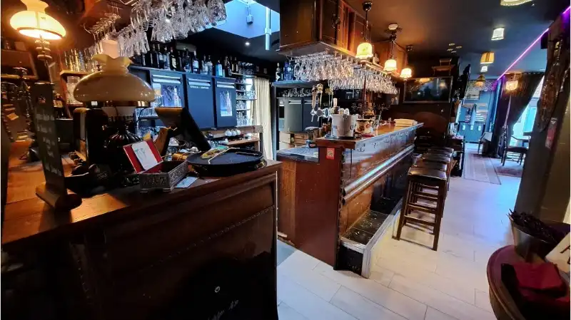 Zeer ruim horecapand met groot TERRAS te koop in Sint-Kruis Brugge. foto 3