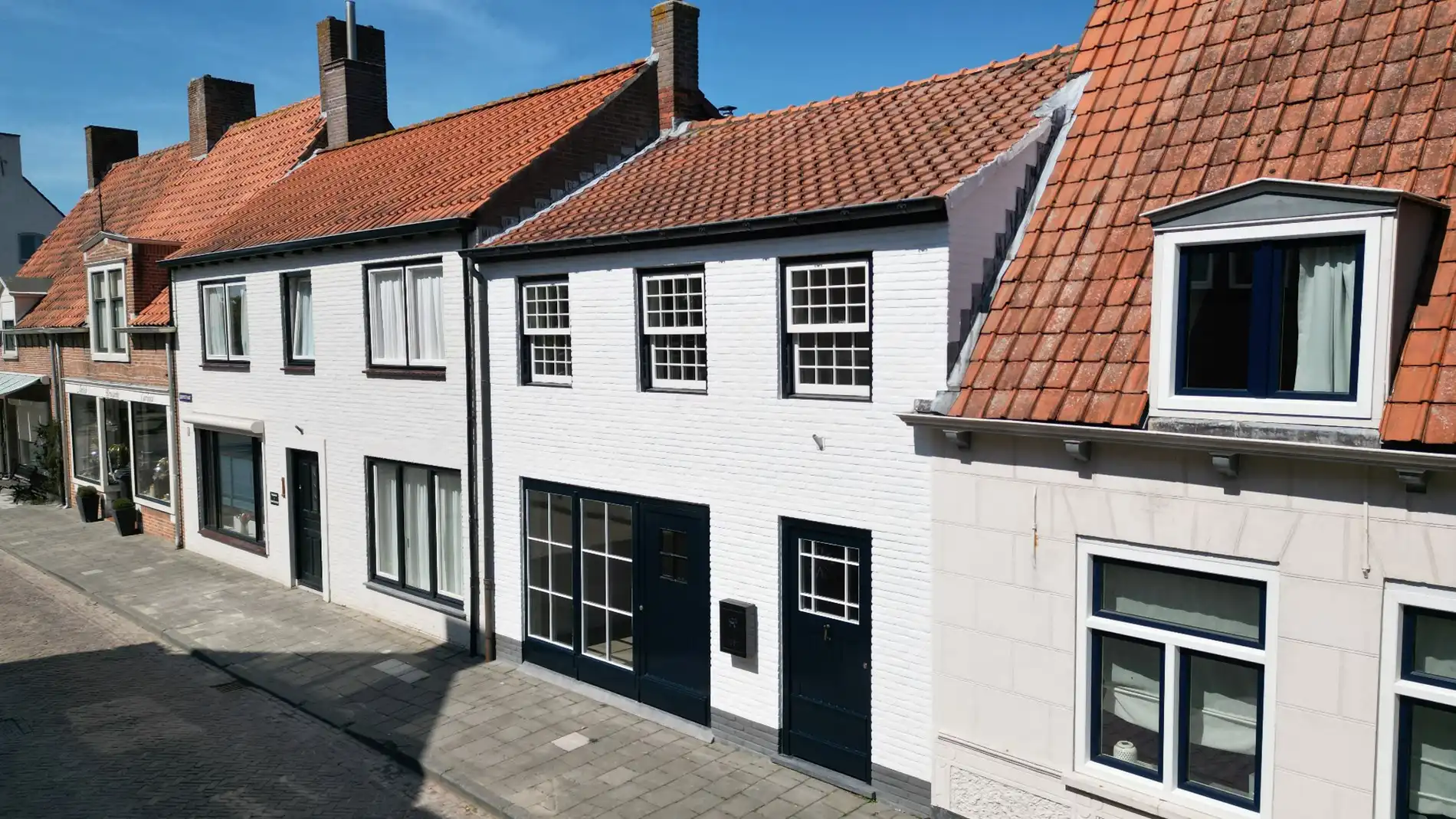Sfeervolle en luxe tussenwoning in Zuidzande met vrij zicht over de velden foto {{pictureIndex}}