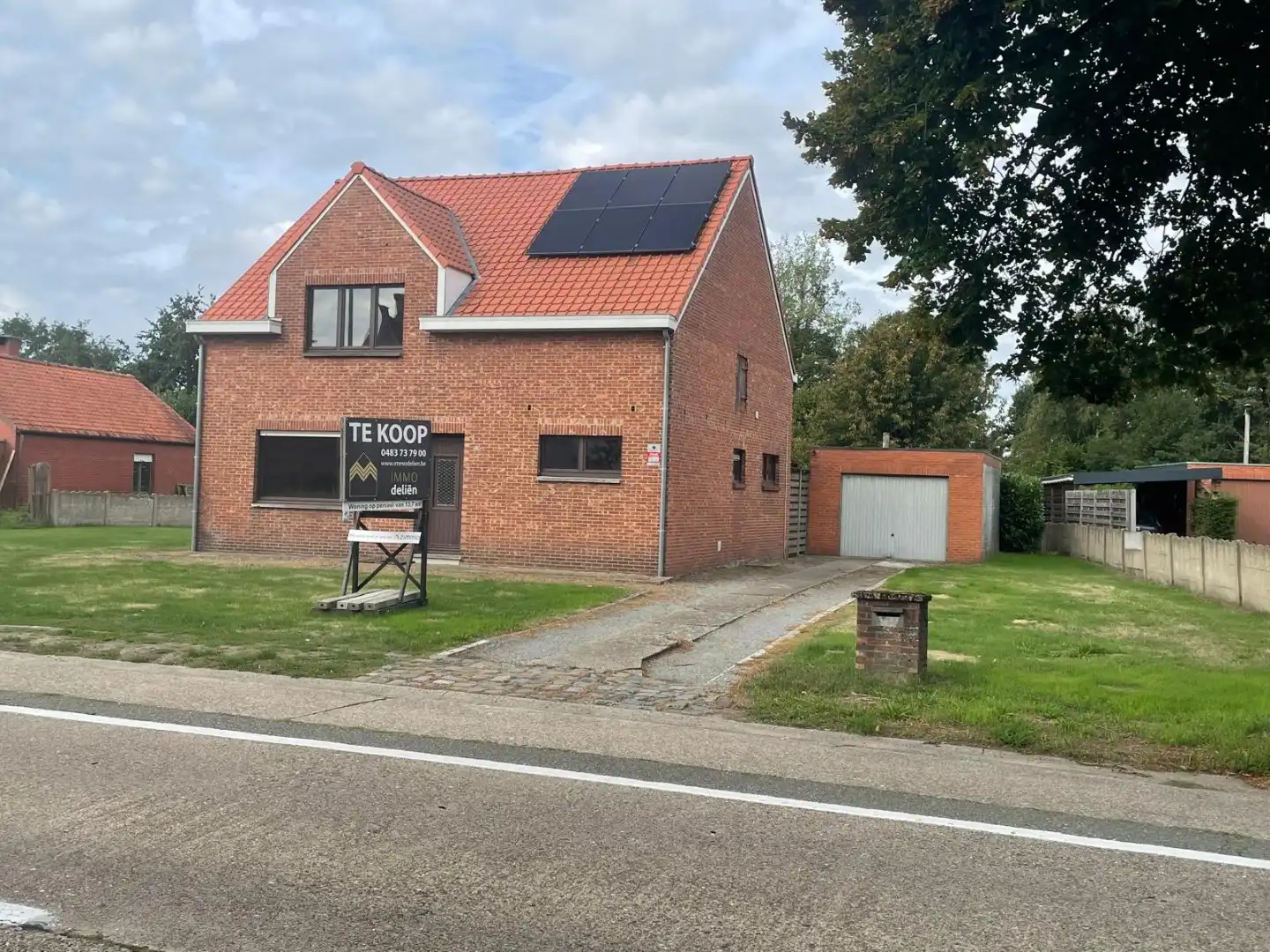 VRIJSTAANDE WONING OP RUIM PERCEEL VAN 1.370 M² MET 29 M STRAATBREEDTE foto {{pictureIndex}}