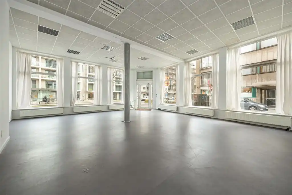 Handelsruimte met veel visibiliteit foto 2