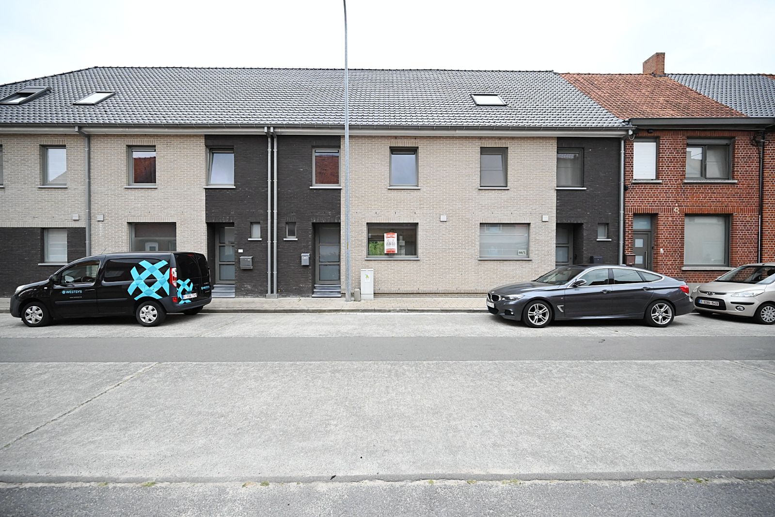 Ruime woning met 3 slaapkamers en uitweg foto {{pictureIndex}}