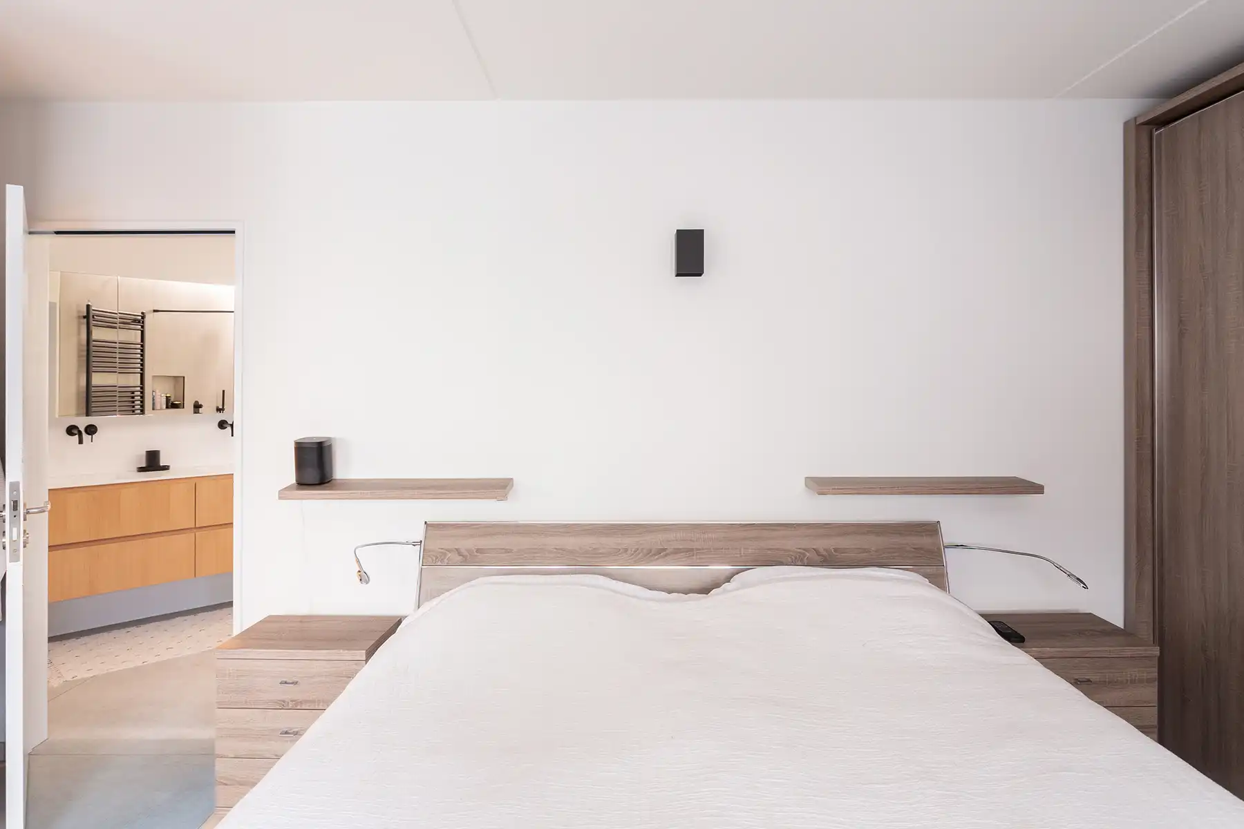 Modern gebouw met handel gelijkvloers en duplex-appartement. foto 16