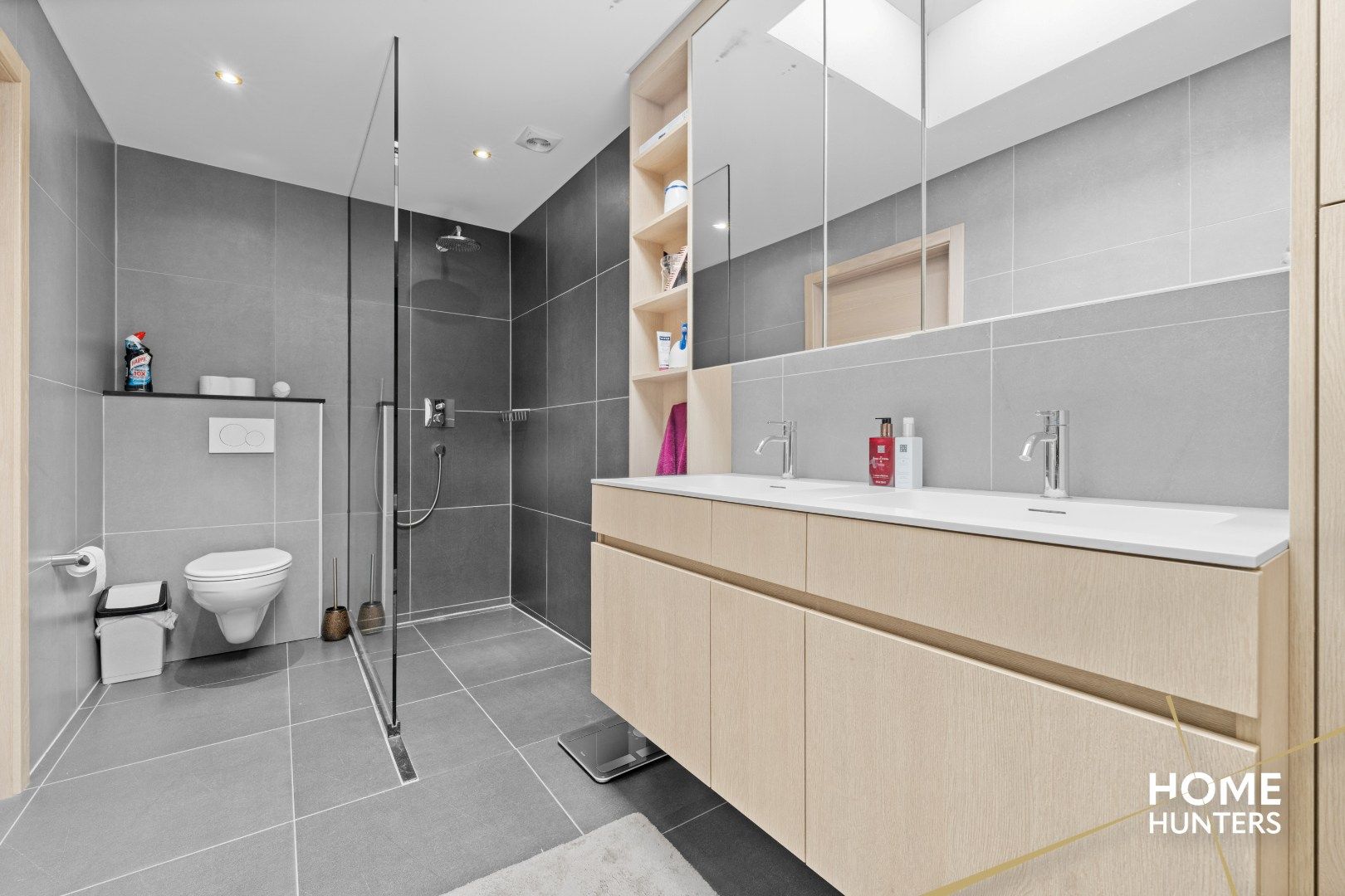 Instapklare, gerenoveerde woning op centrale ligging nabij centrum Roeselare! foto 8