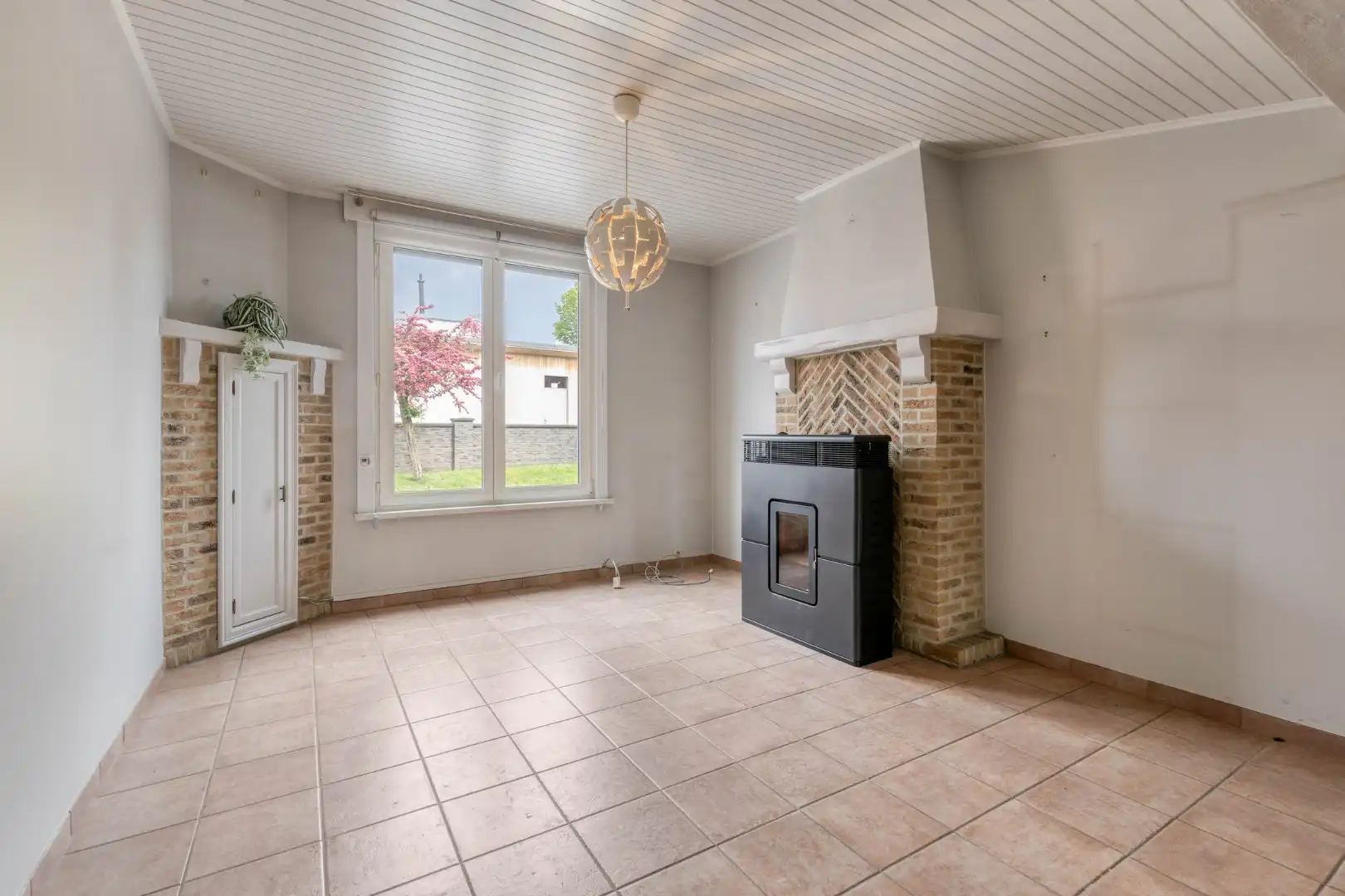 Gezellige rijwoning met grote garage, westgerichte tuin en unieke ligging in Lauwe! foto 3
