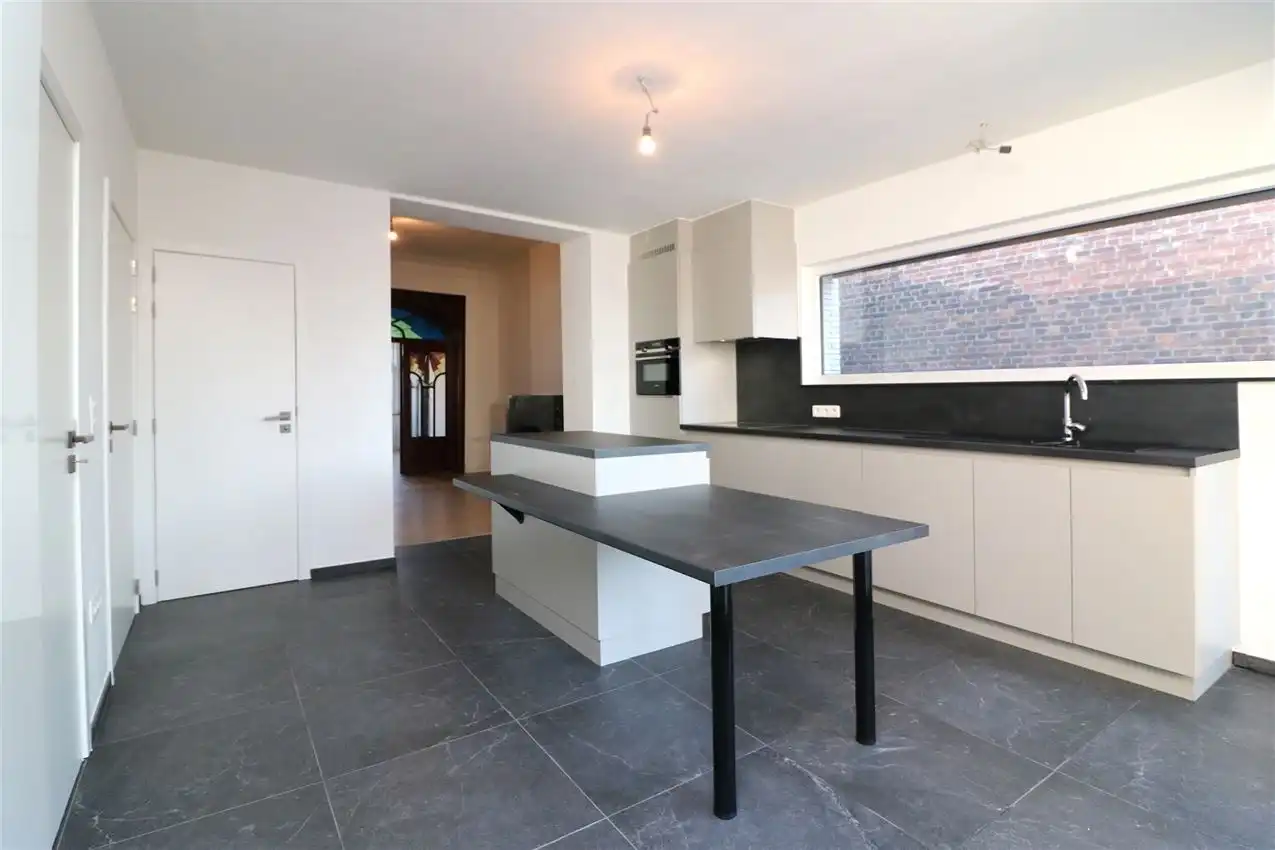 Vernieuwde, karatervolle woning met 4 slpk nabij station foto 13