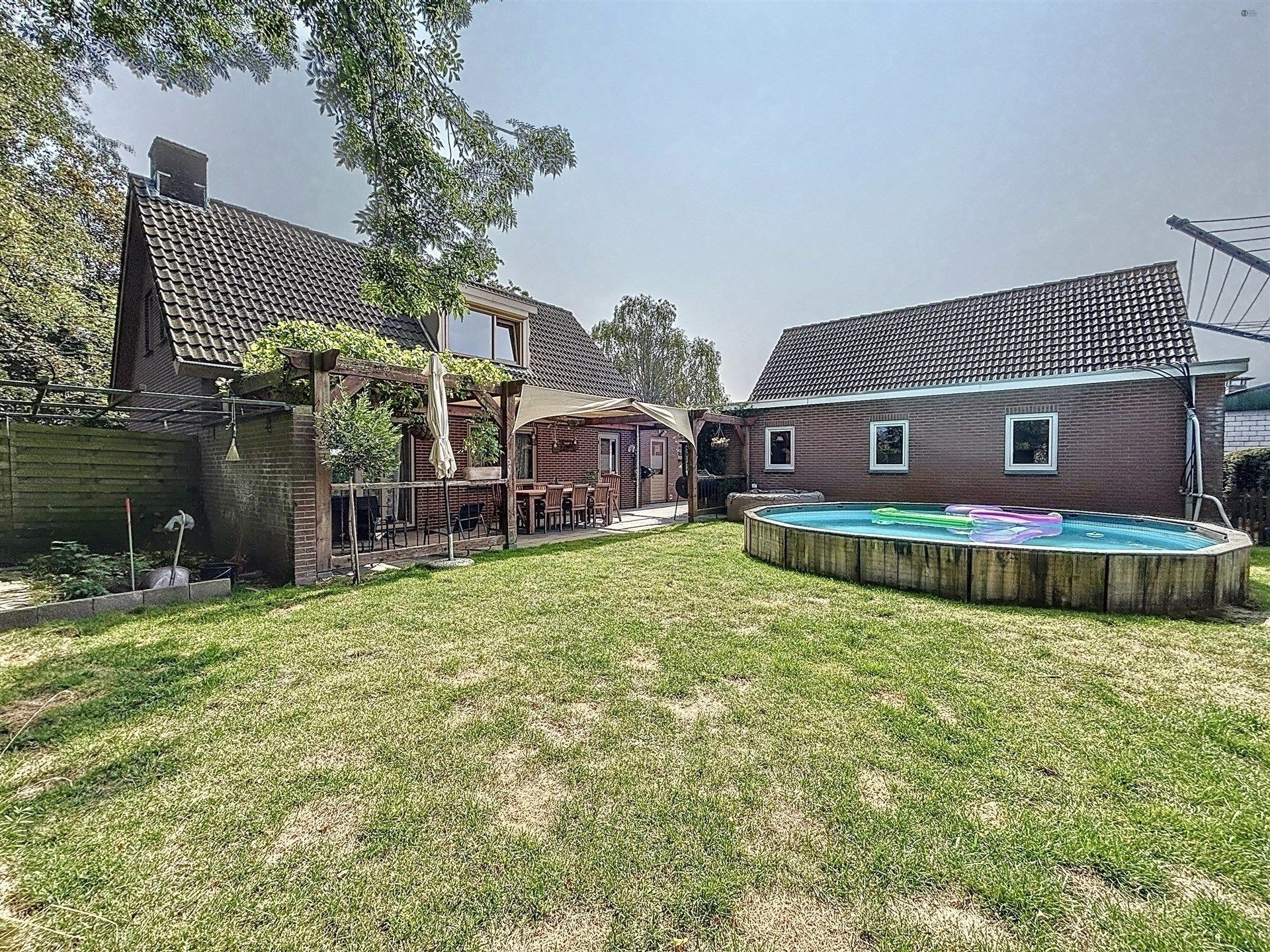 PRACHTIG GELEGEN HOEVE met bijgebouw, paardenstallen, binnenpiste en weiden op 18.385m² foto 14