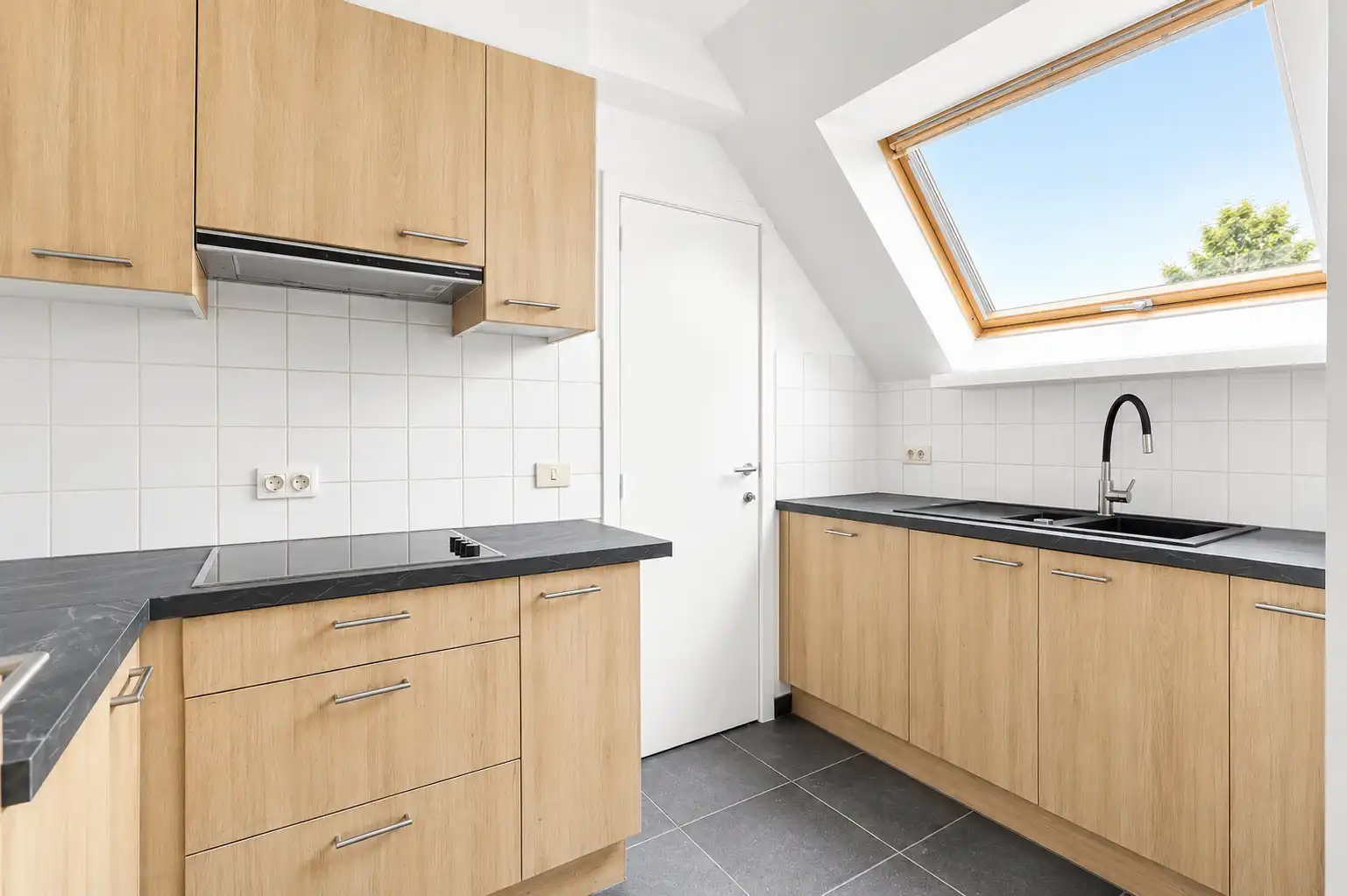 Bijzonder ruim appartement met 3 slaapkamers, 2 badkamers en open zichten, met de mogelijkheid om een garagebox aan te kopen in het gebouw. foto 12
