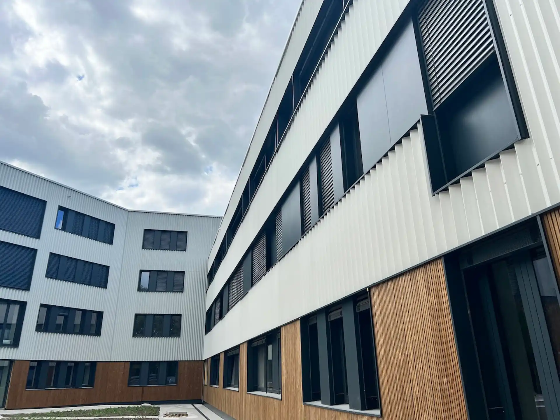 TE HUUR Kantoorgebouw foto {{pictureIndex}}