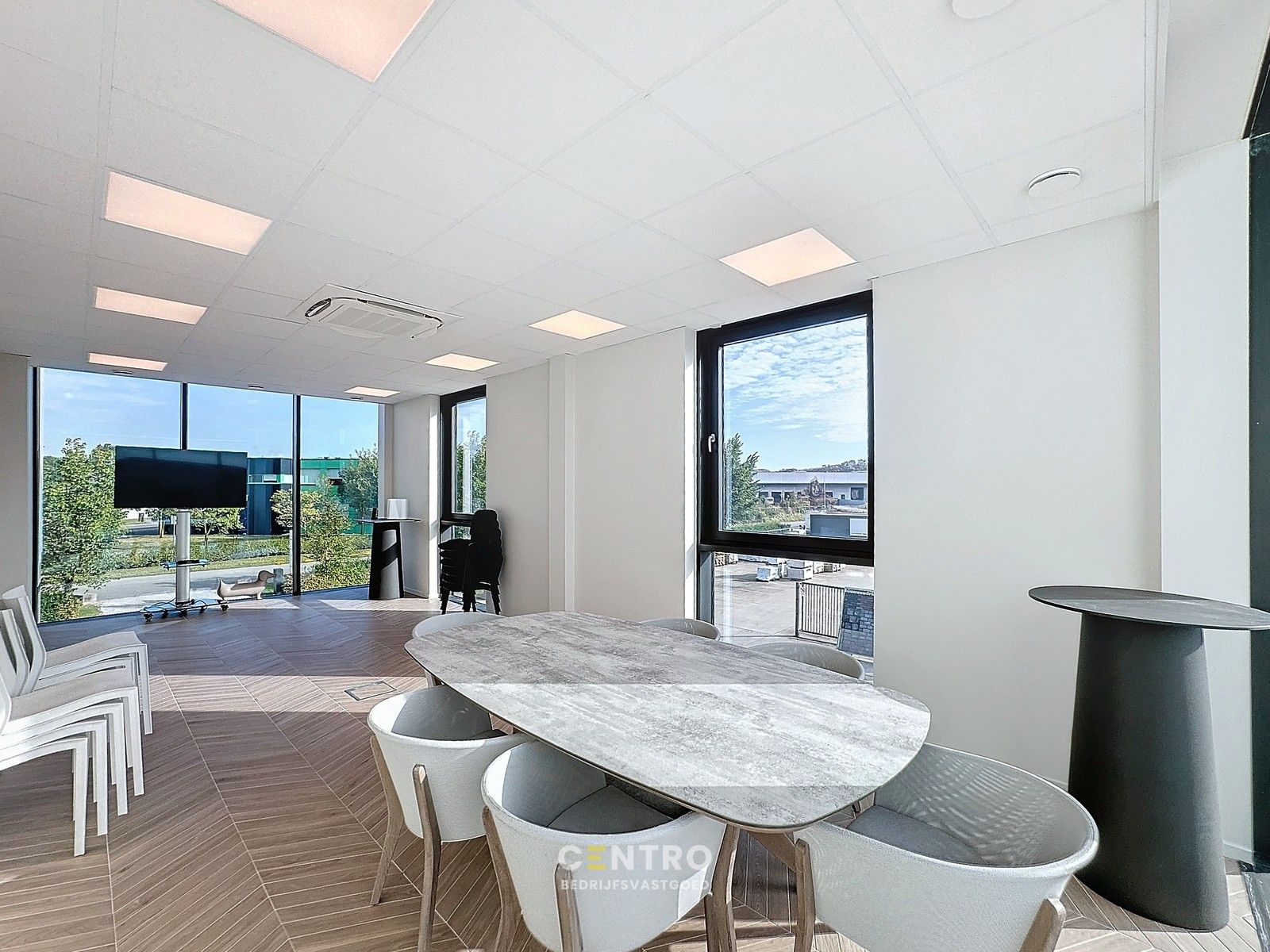 Splinternieuwe (° 2023) PLUG & PLAY kantoorruimte (20m²) met alle randaccommodatie te Oostende (naast de afrit "Zandvoorde". foto 9