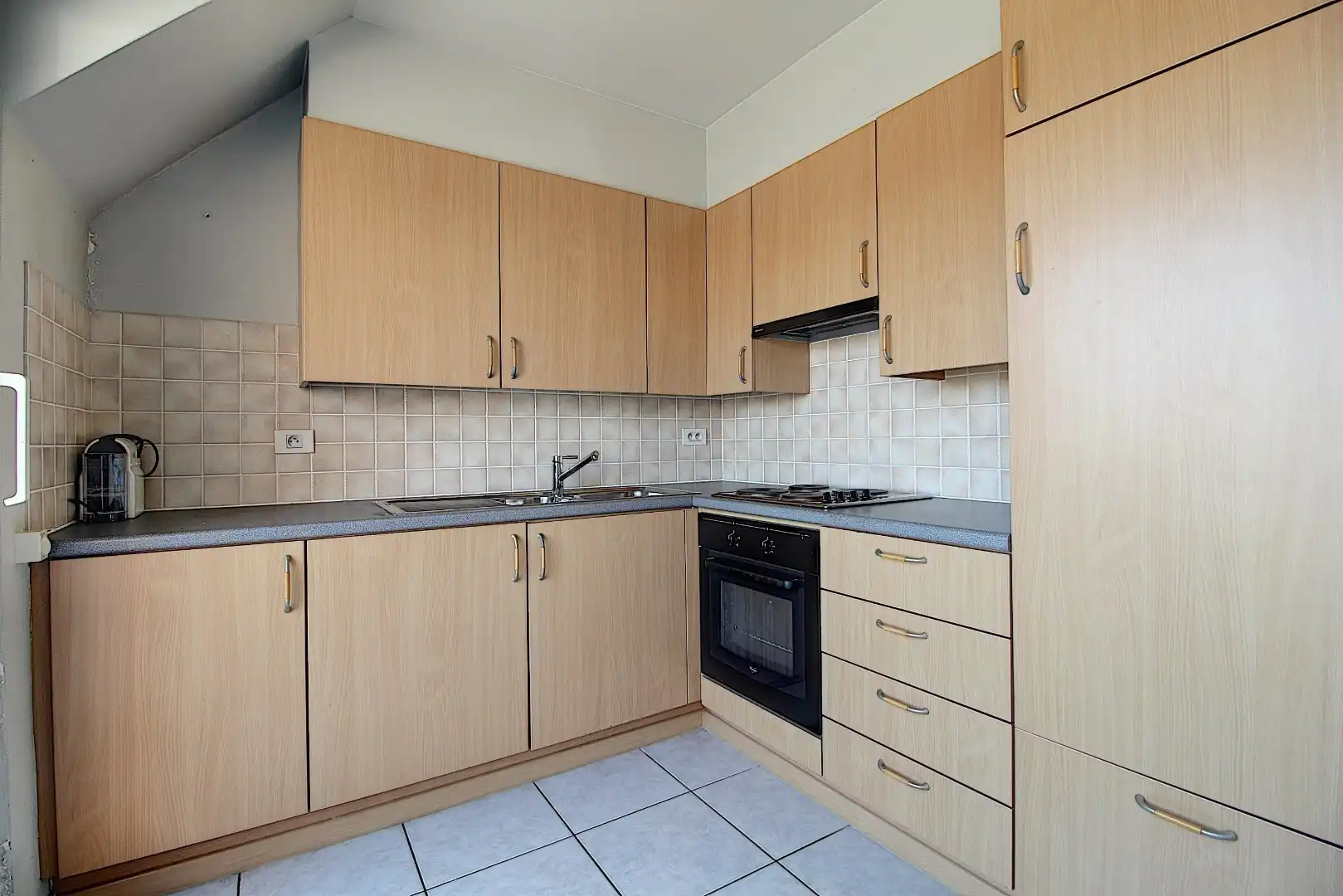 Zonrijk, ruim appartement met 1 slaapkamer en garage! foto 5