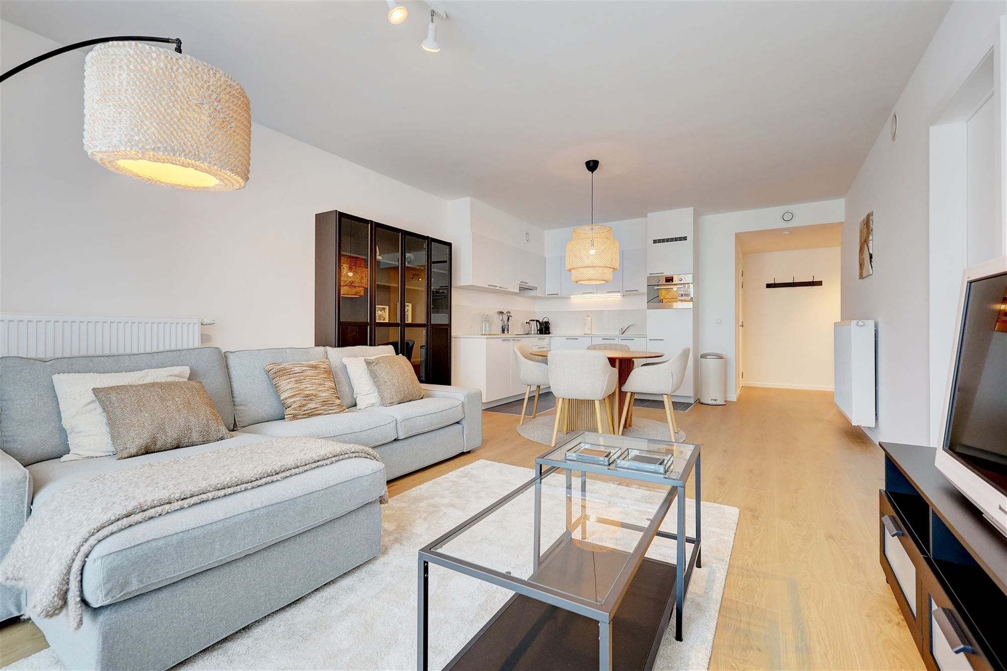 Nieuw gemeubeld appartement met 3 slaapkamers en 3 badkamers Antwerpen foto {{pictureIndex}}