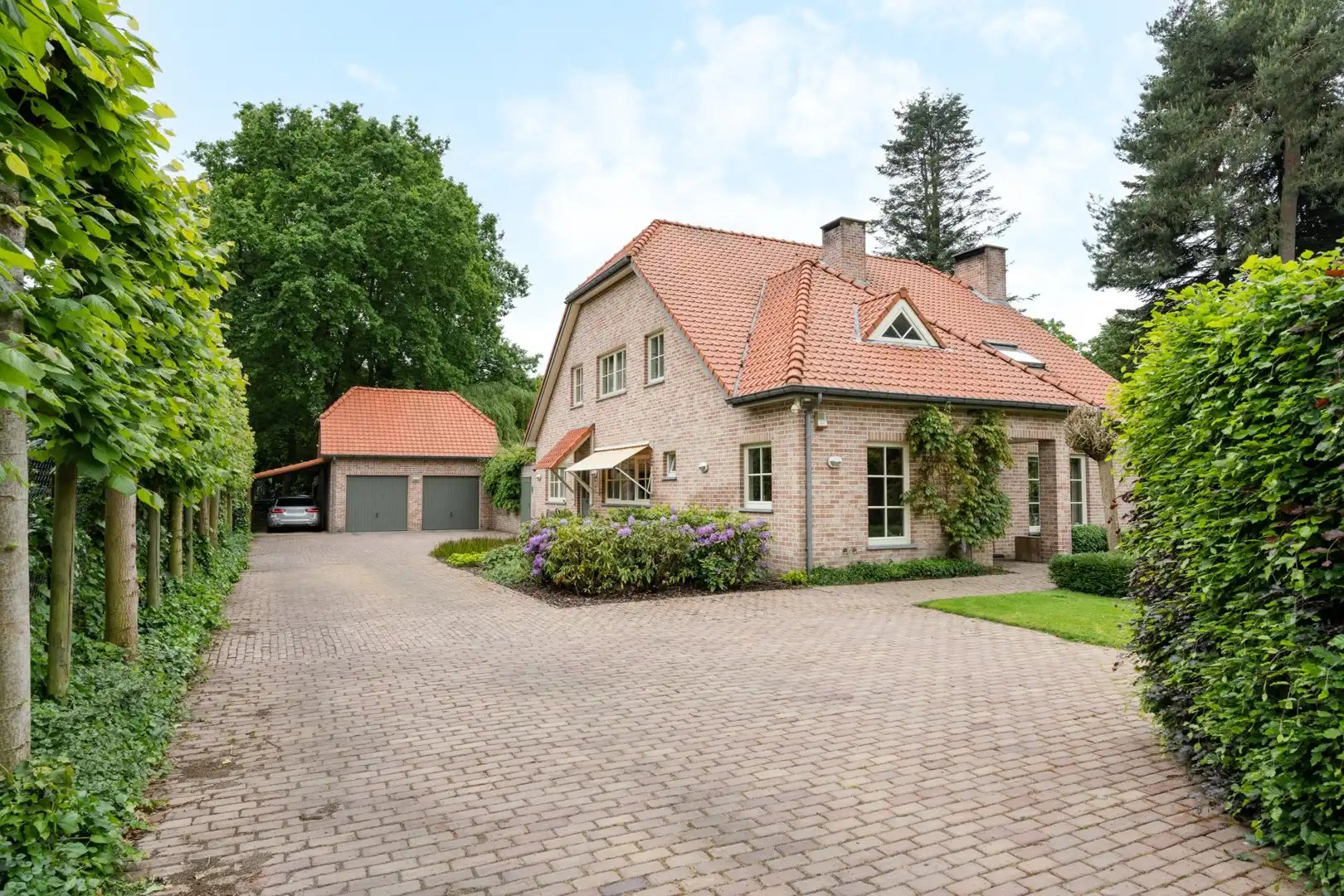 Charmante & sfeervolle, instapklare, energiecorrecte (EPC B) villa-landhuis met 5 slaapkamers, 3 badkamers, bureau én dubbele garage. foto 2