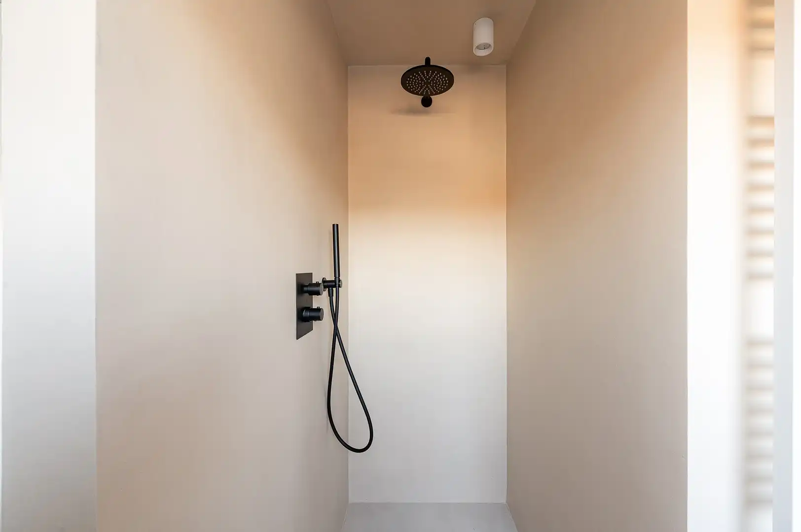 Luxueus gerenoveerd duplexappartement met drie slaapkamers. foto 23