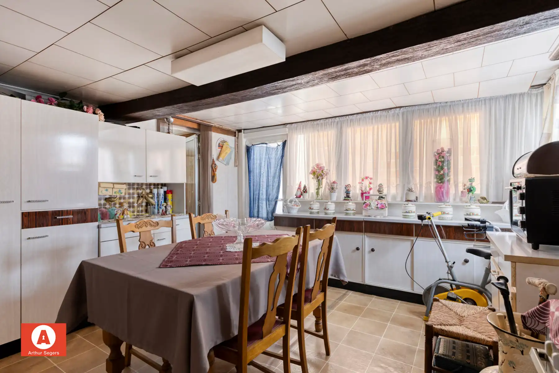 Solide half-open bebouwing met achtergelegen fietswegel. foto 12